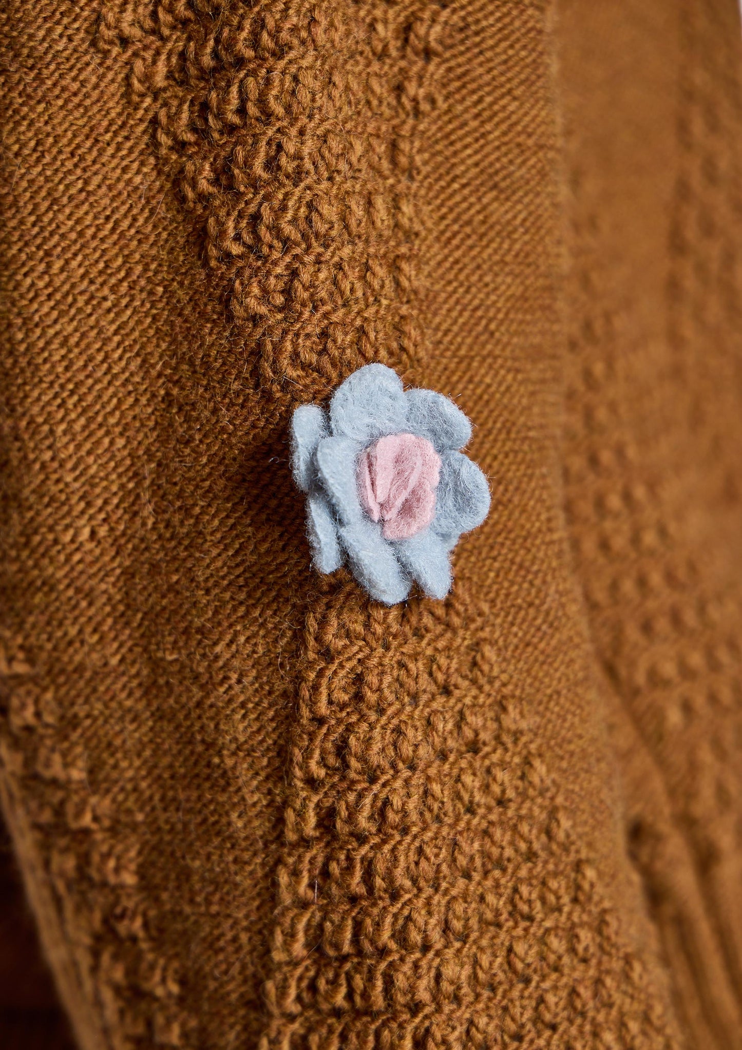 Jersey ALBA CONDE de punto detalle flores