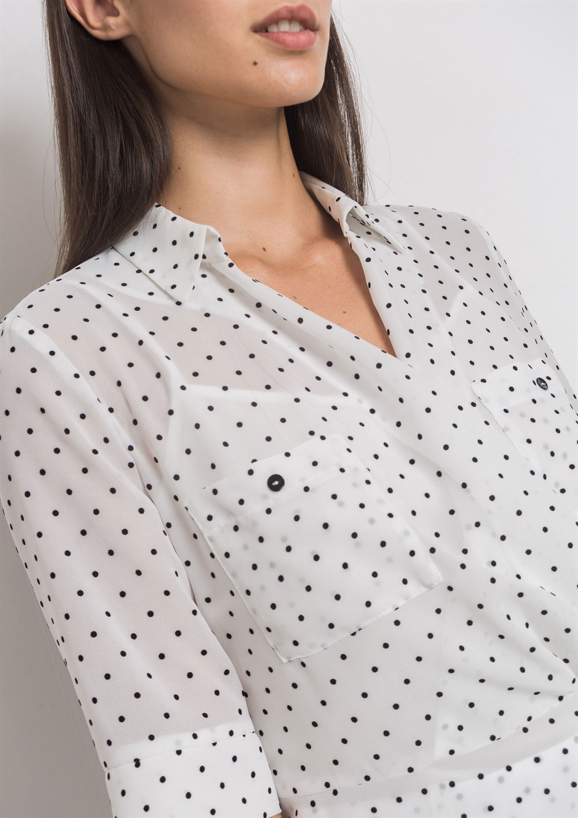Blusa ALBA CONDE blanca con topitos negros