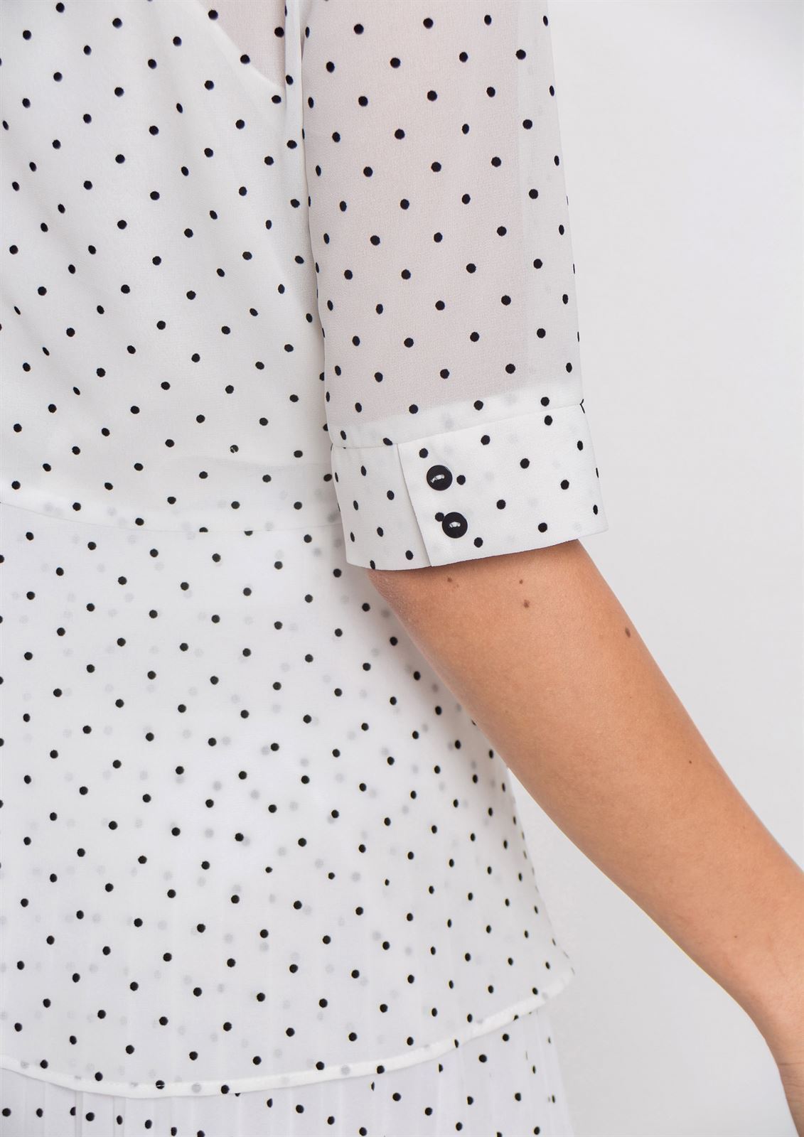 Blusa ALBA CONDE blanca con topitos negros
