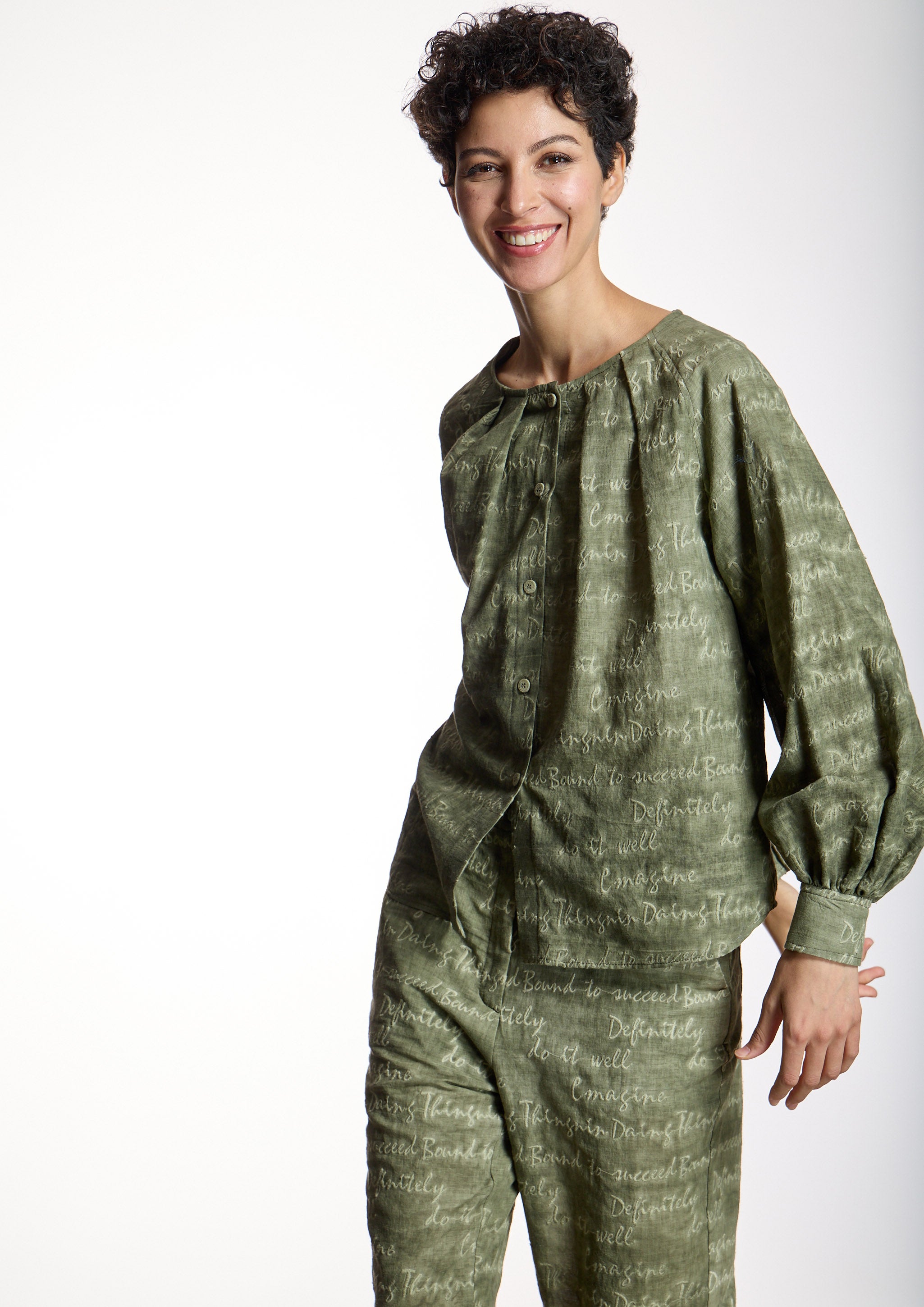 Blusa ALBA CONDE con texto bordado