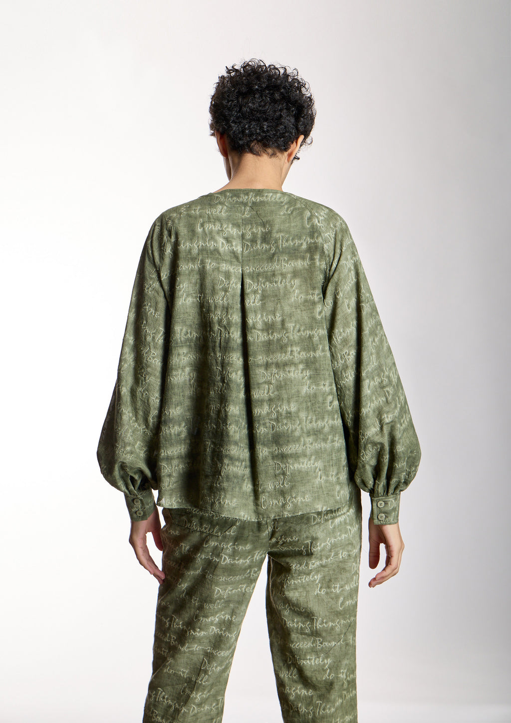 Blusa ALBA CONDE con texto bordado