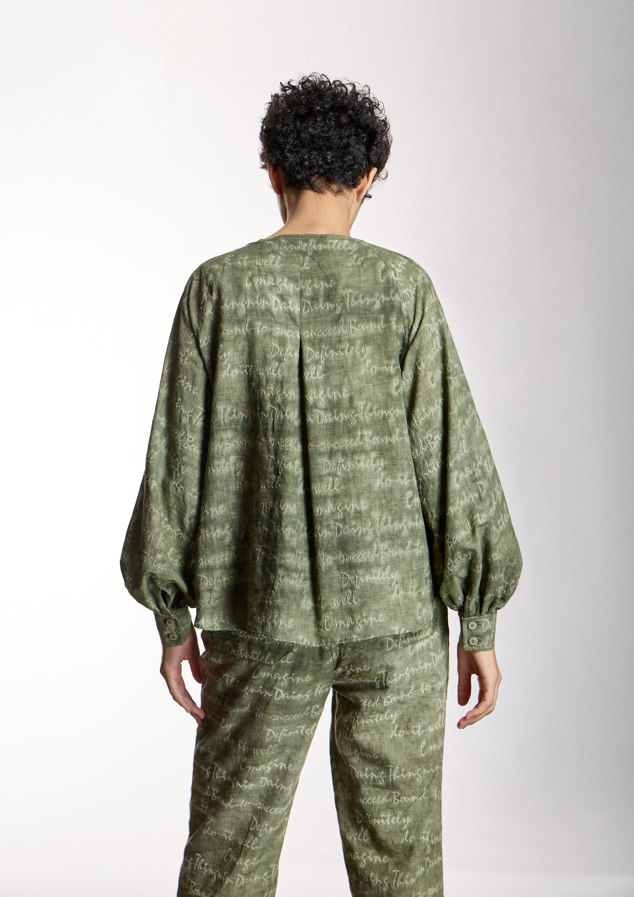 Blusa ALBA CONDE con texto bordado