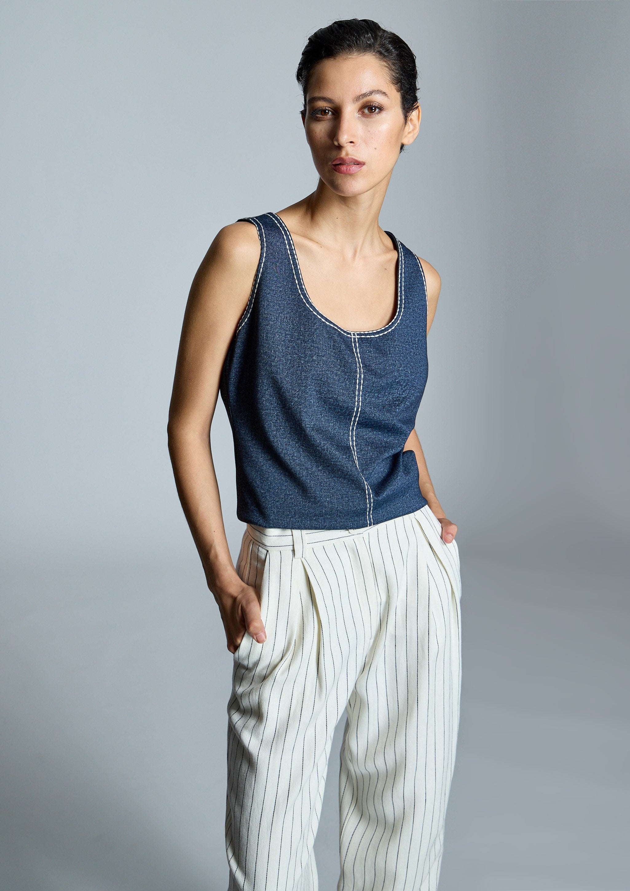 Top ALBA CONDE marino detalle pespuntes