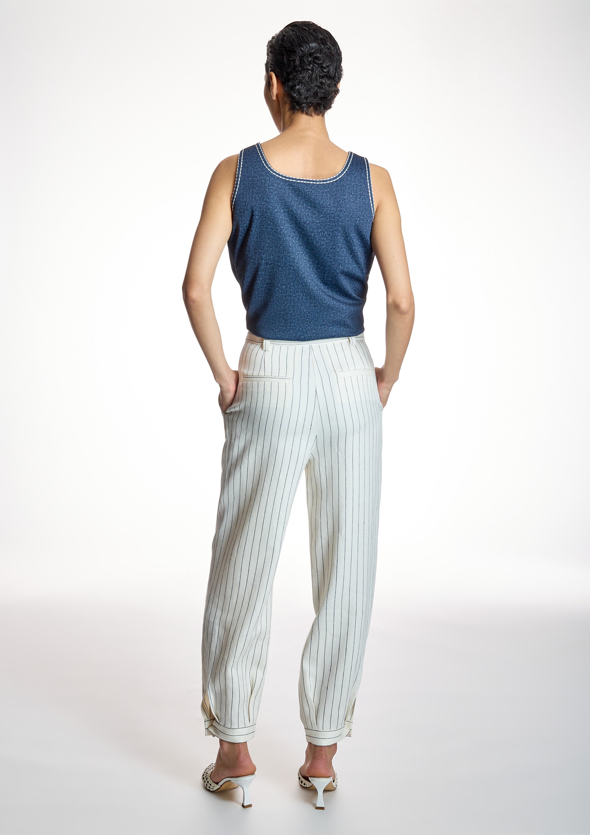 Top ALBA CONDE marino detalle pespuntes