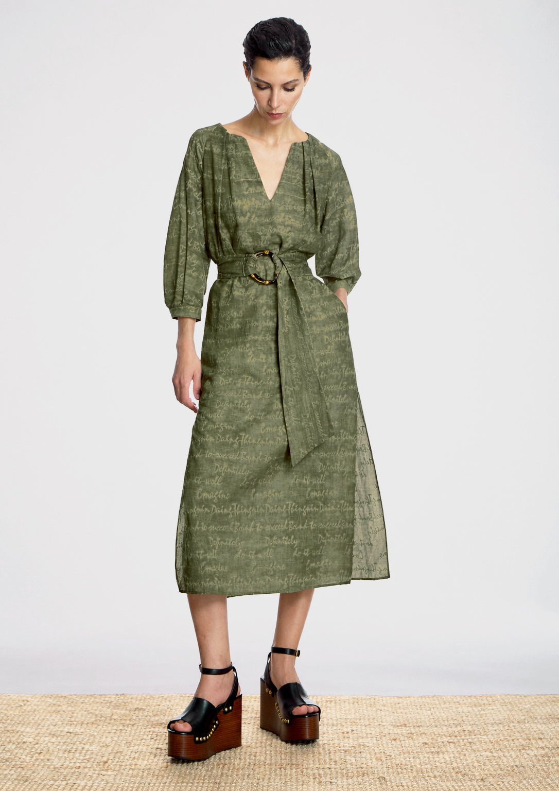 Vestido ALBA CONDE midi color kaki bordado letras