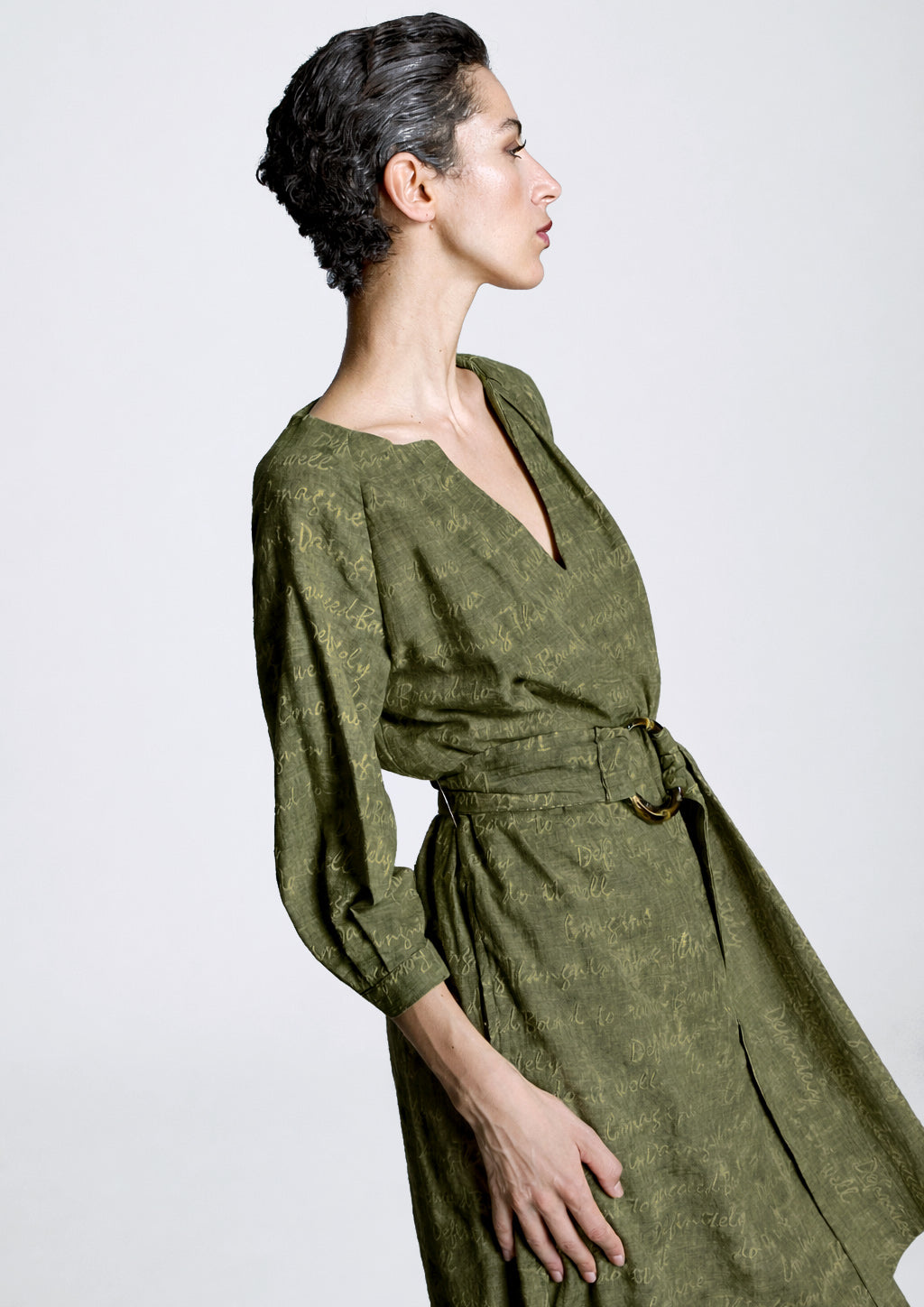 Vestido ALBA CONDE midi color kaki bordado letras