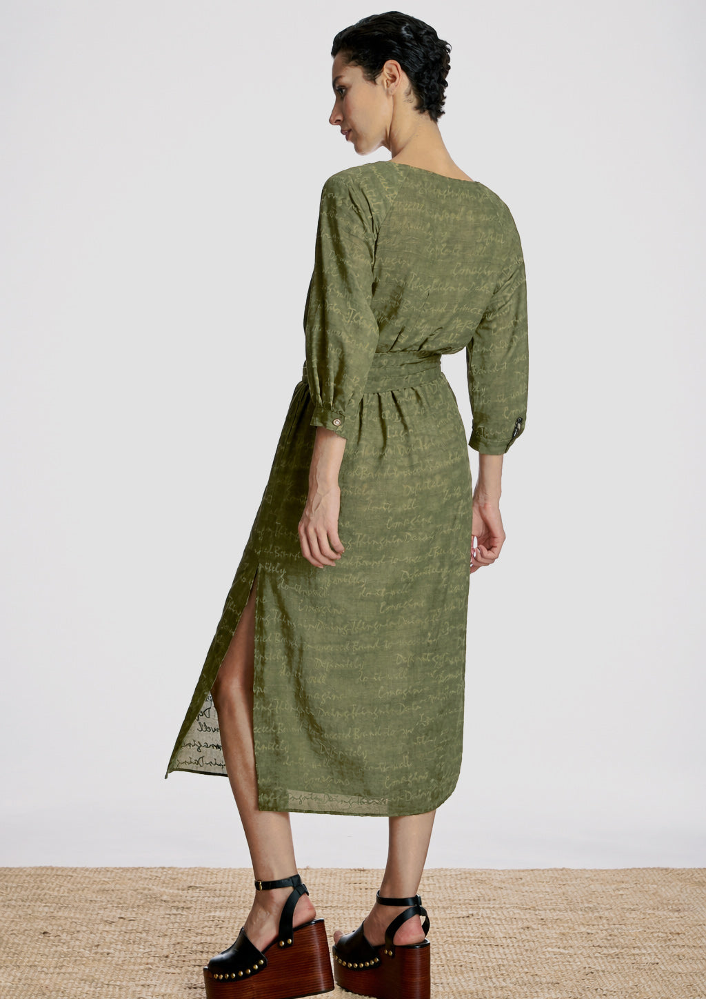 Vestido ALBA CONDE midi color kaki bordado letras
