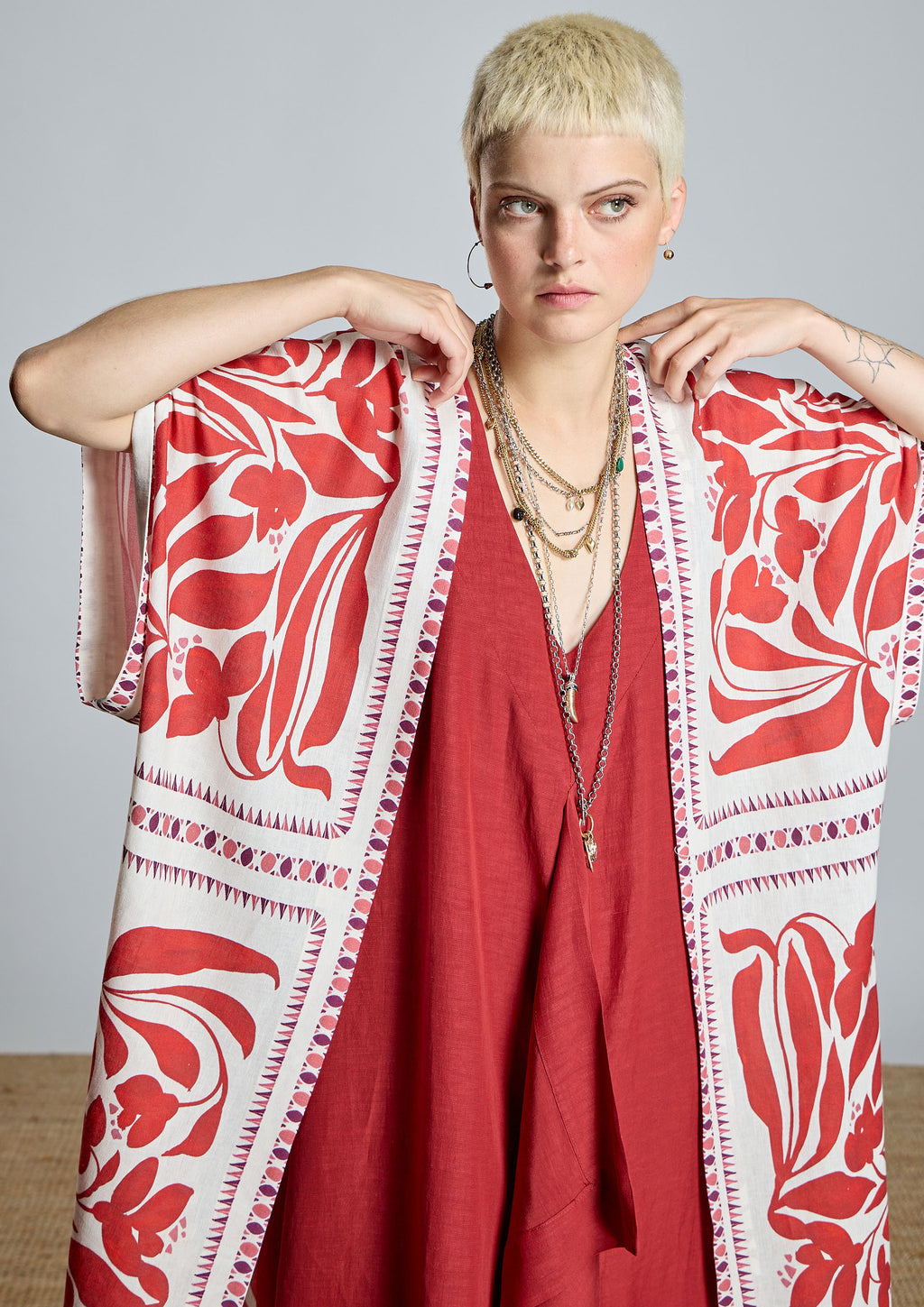 Kimono ALBA CONDE estampado étnico rojo