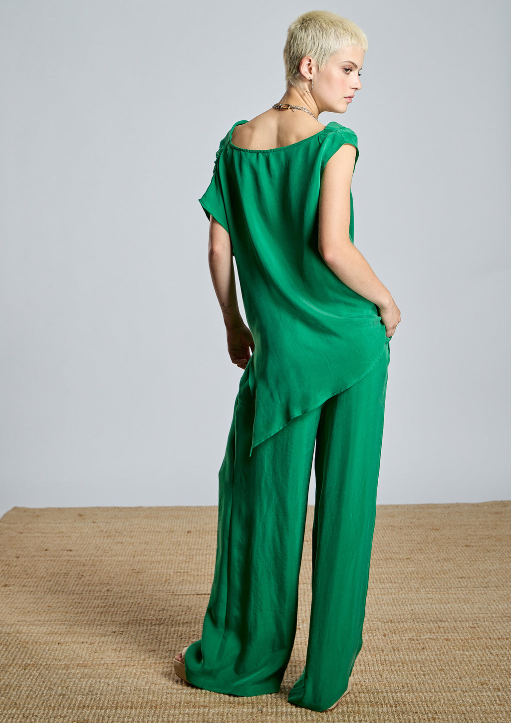 Blusa ALBA CONDE verde asimétrica