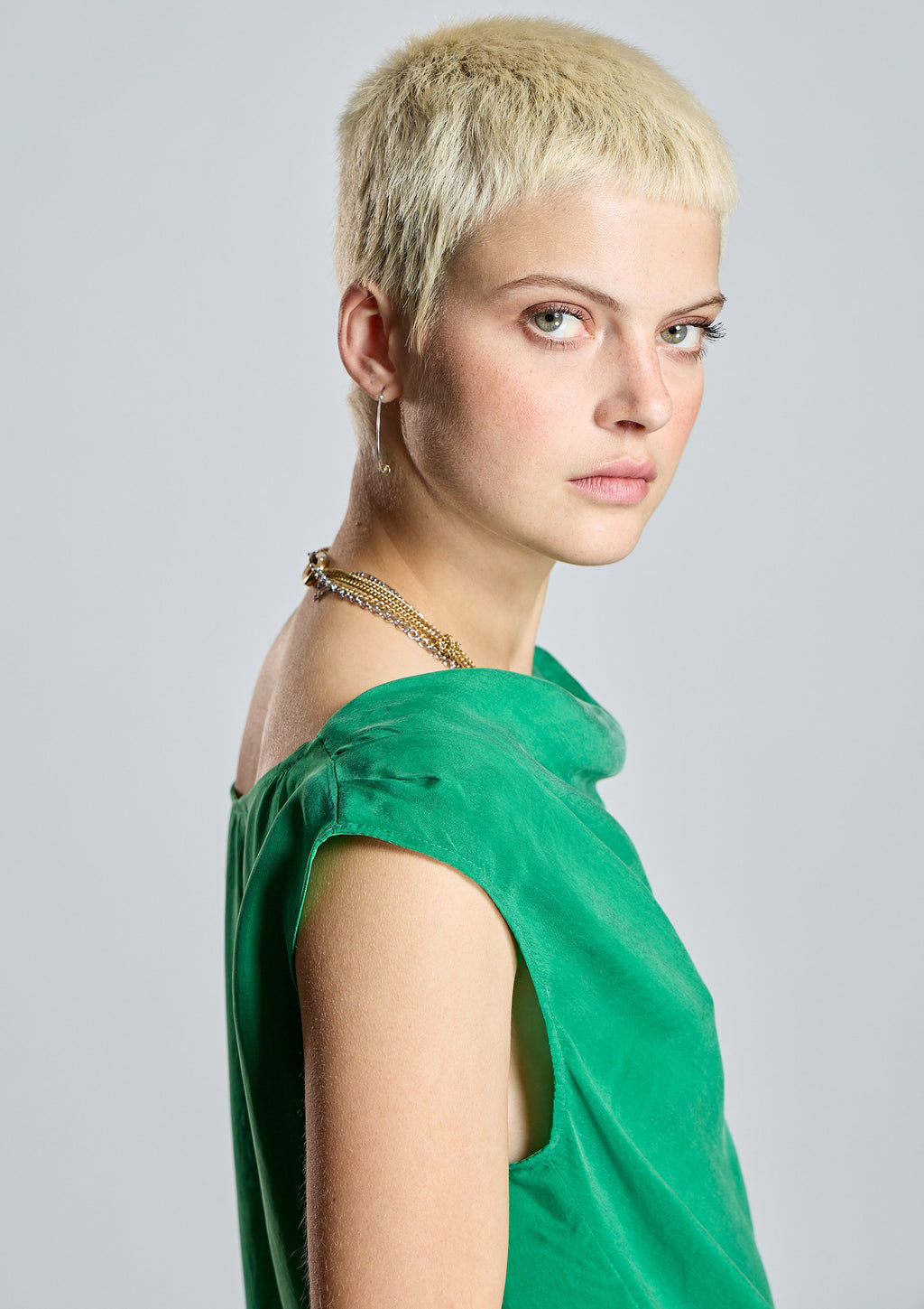 Blusa ALBA CONDE verde asimétrica