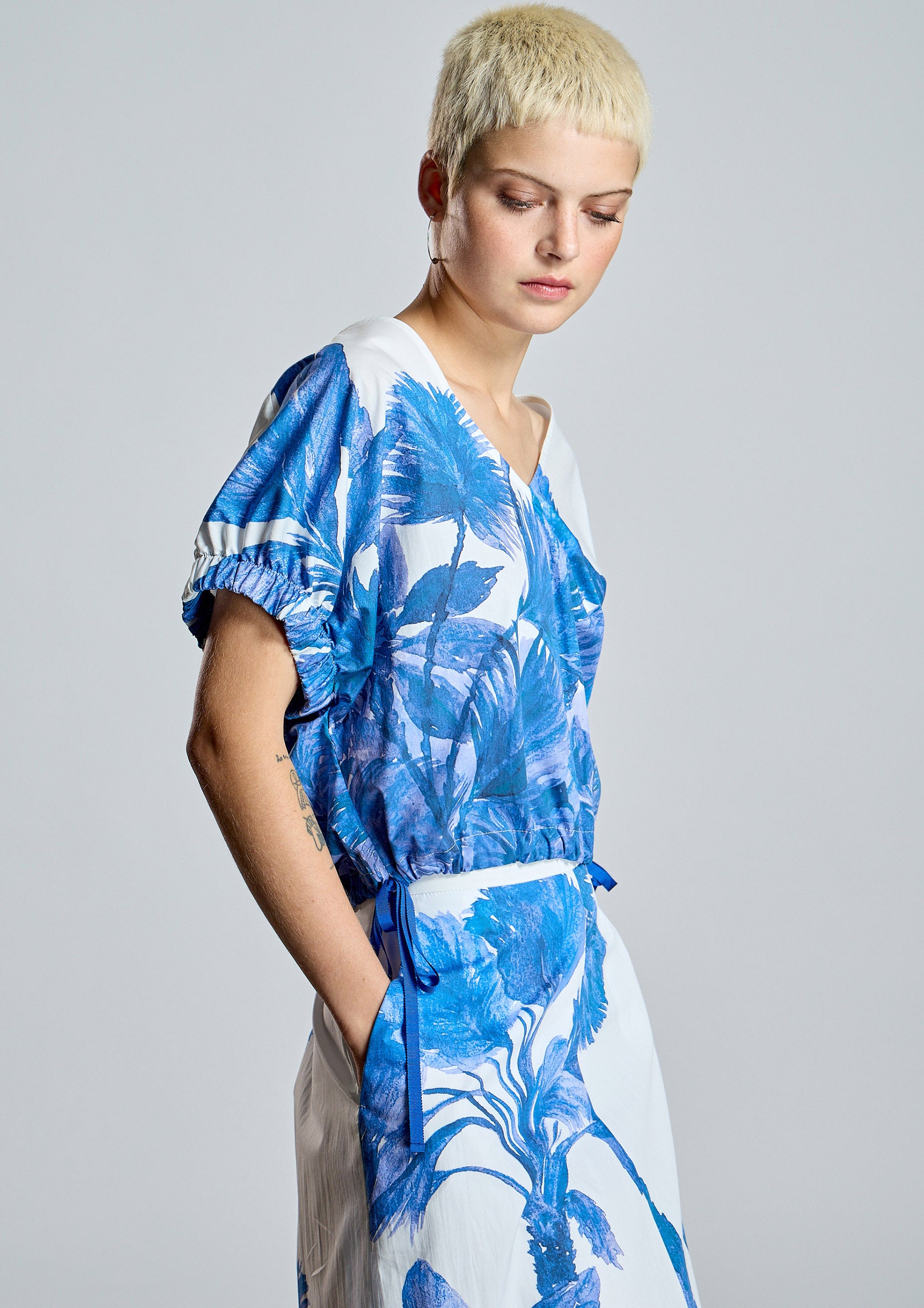 Blusa ALBA CONDE azul y blanca