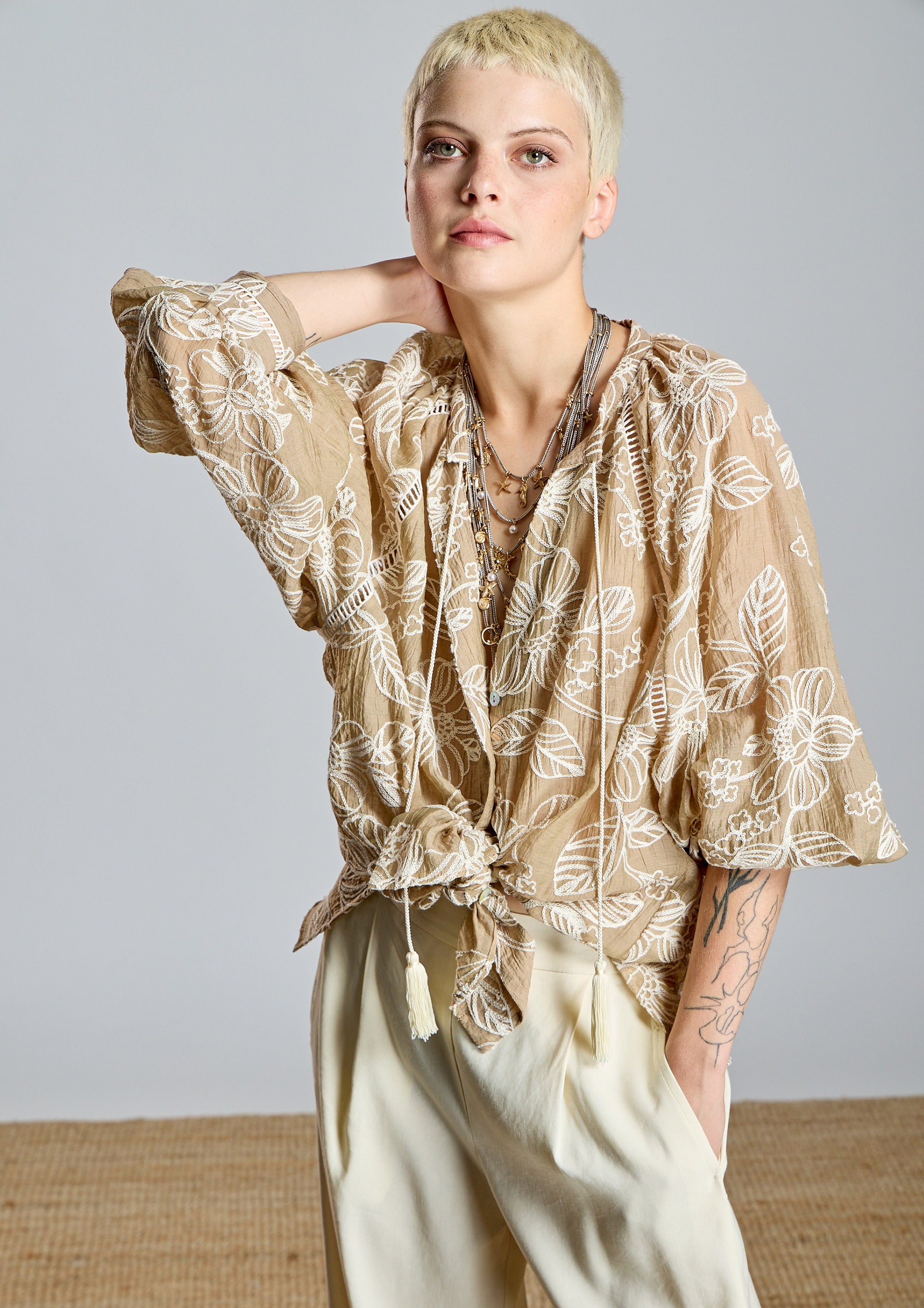 Blusa ALBA CONDE camel bordada