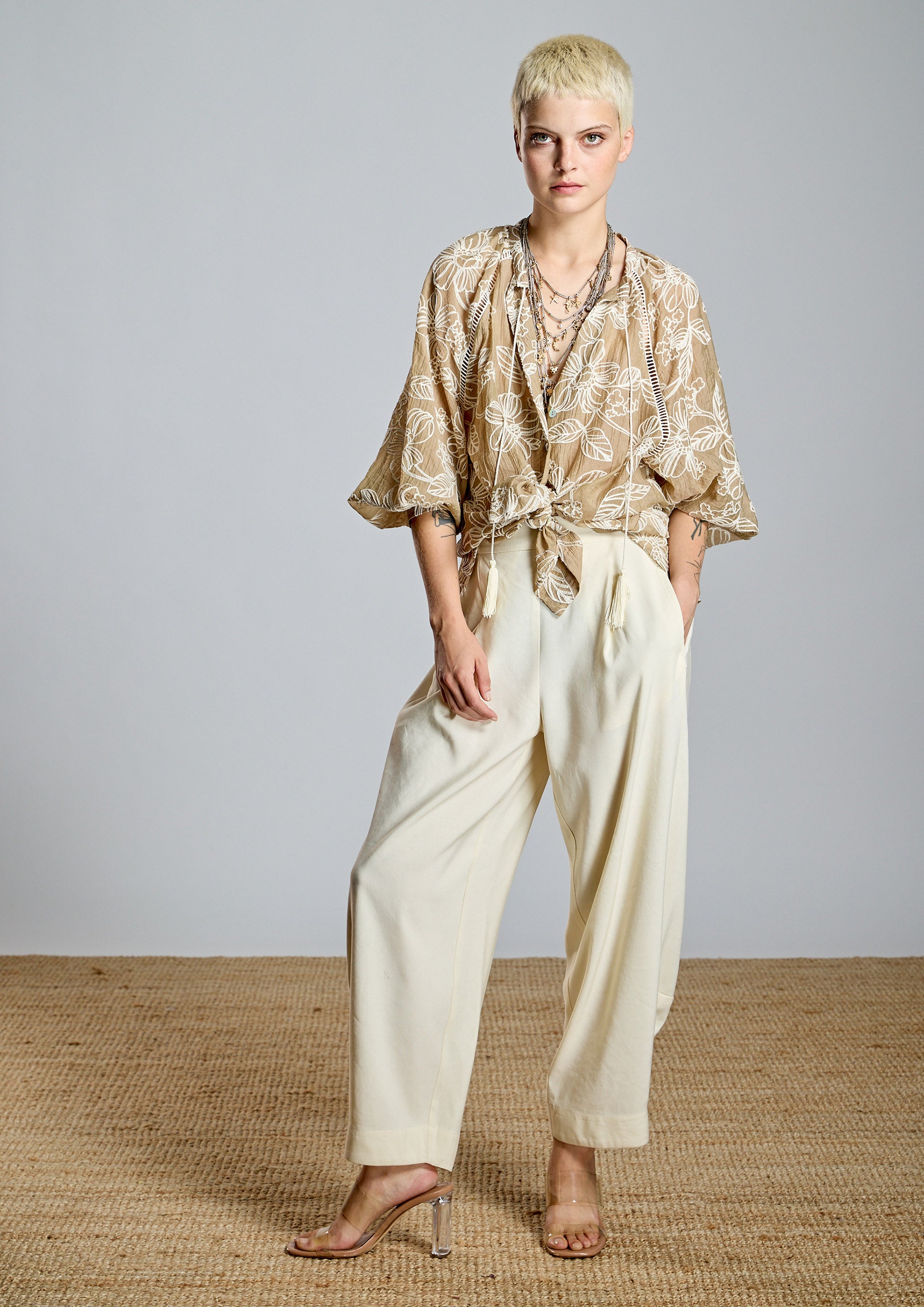 Blusa ALBA CONDE camel bordada