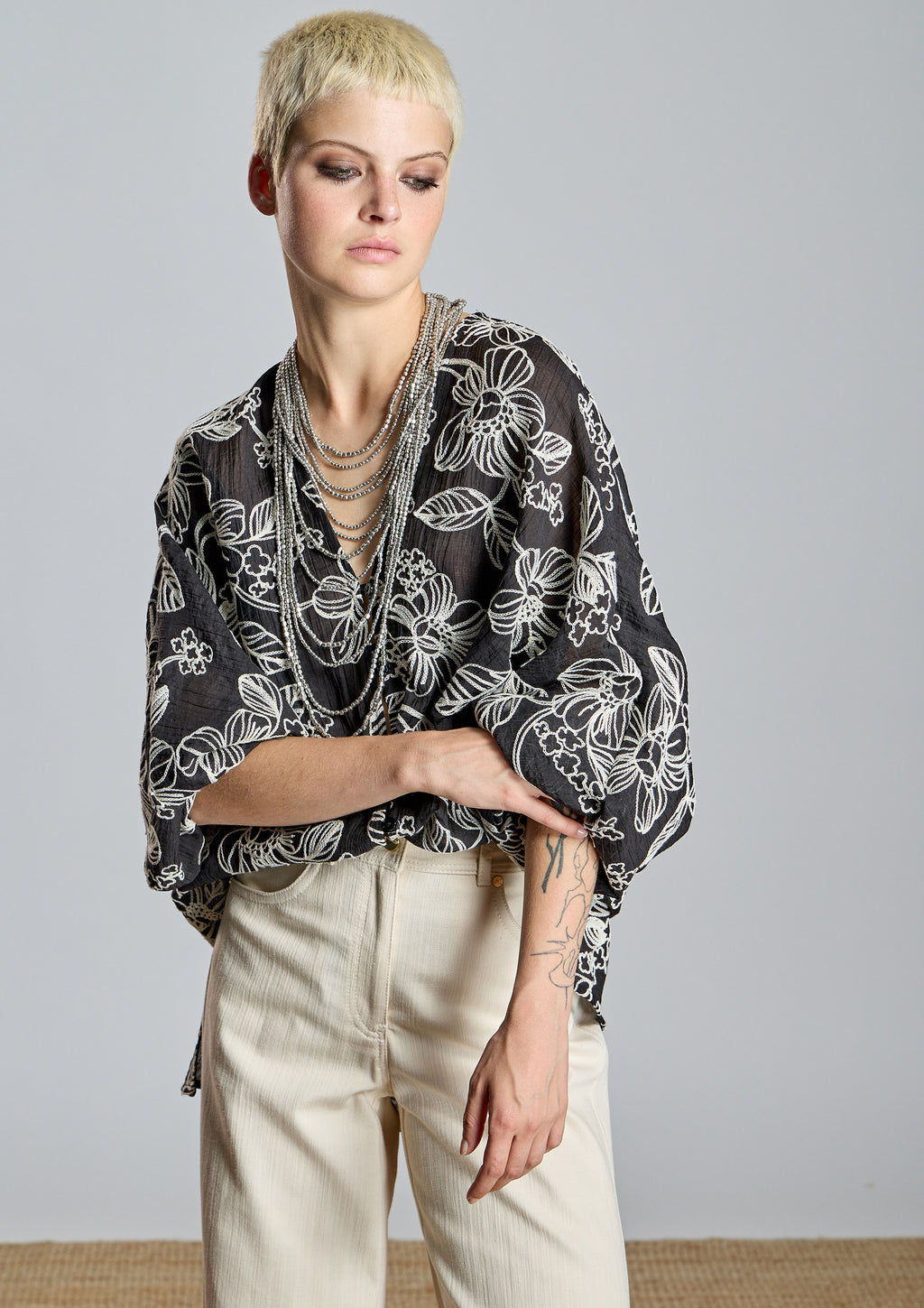 Blusa ALBA CONDE bordada negra