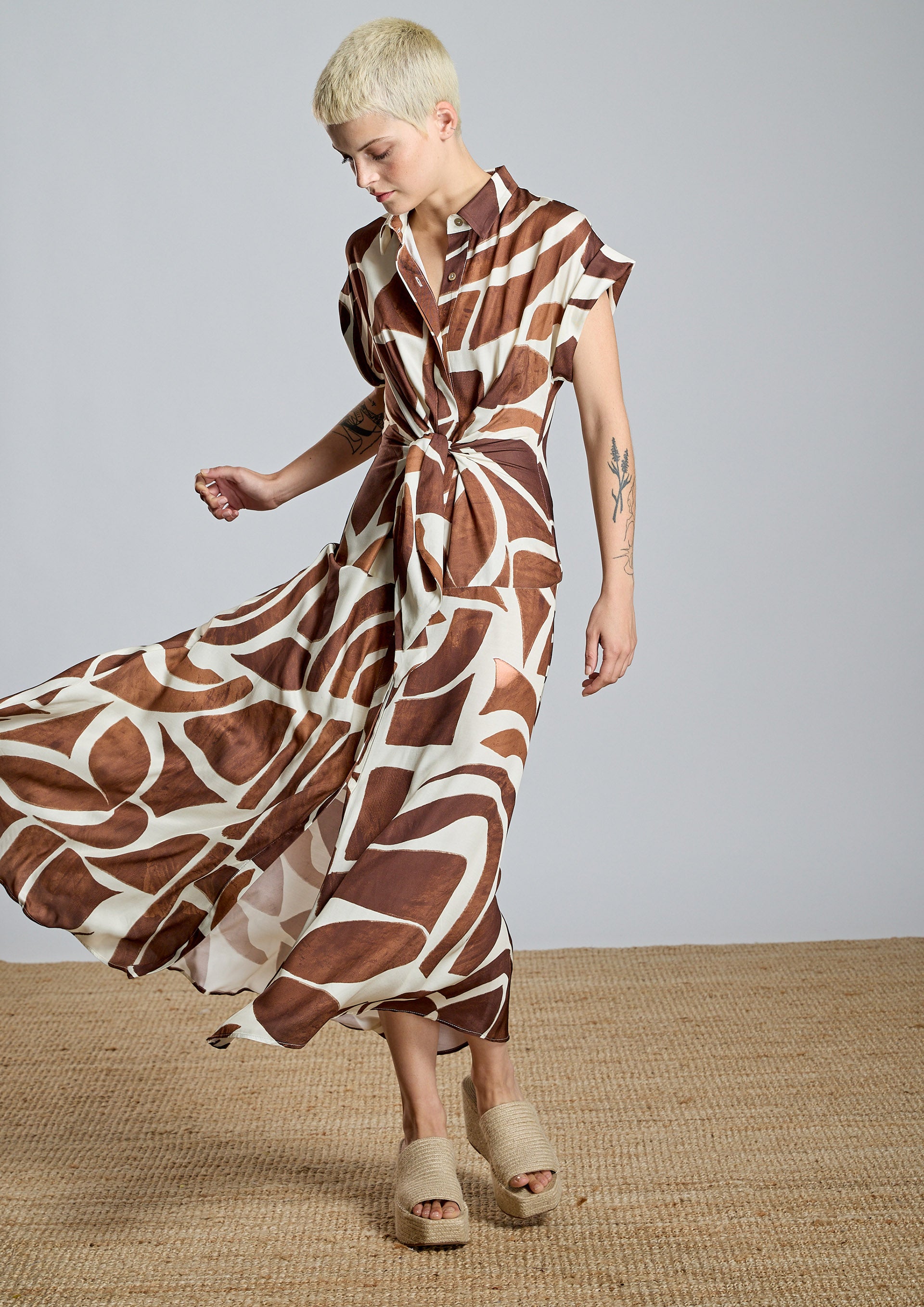 Vestido ALBA CONDE camisero estampado marrón