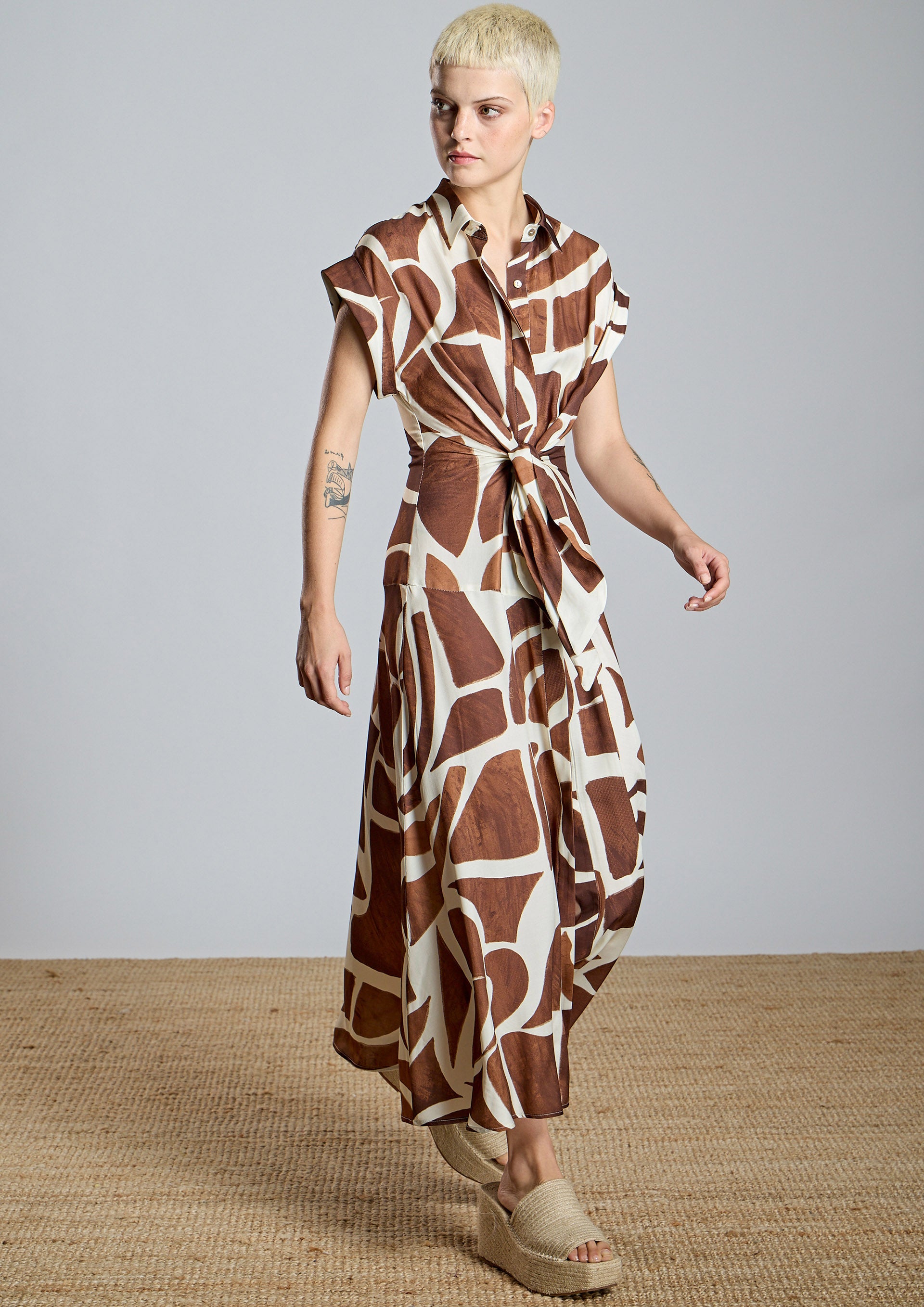 Vestido ALBA CONDE camisero estampado marrón