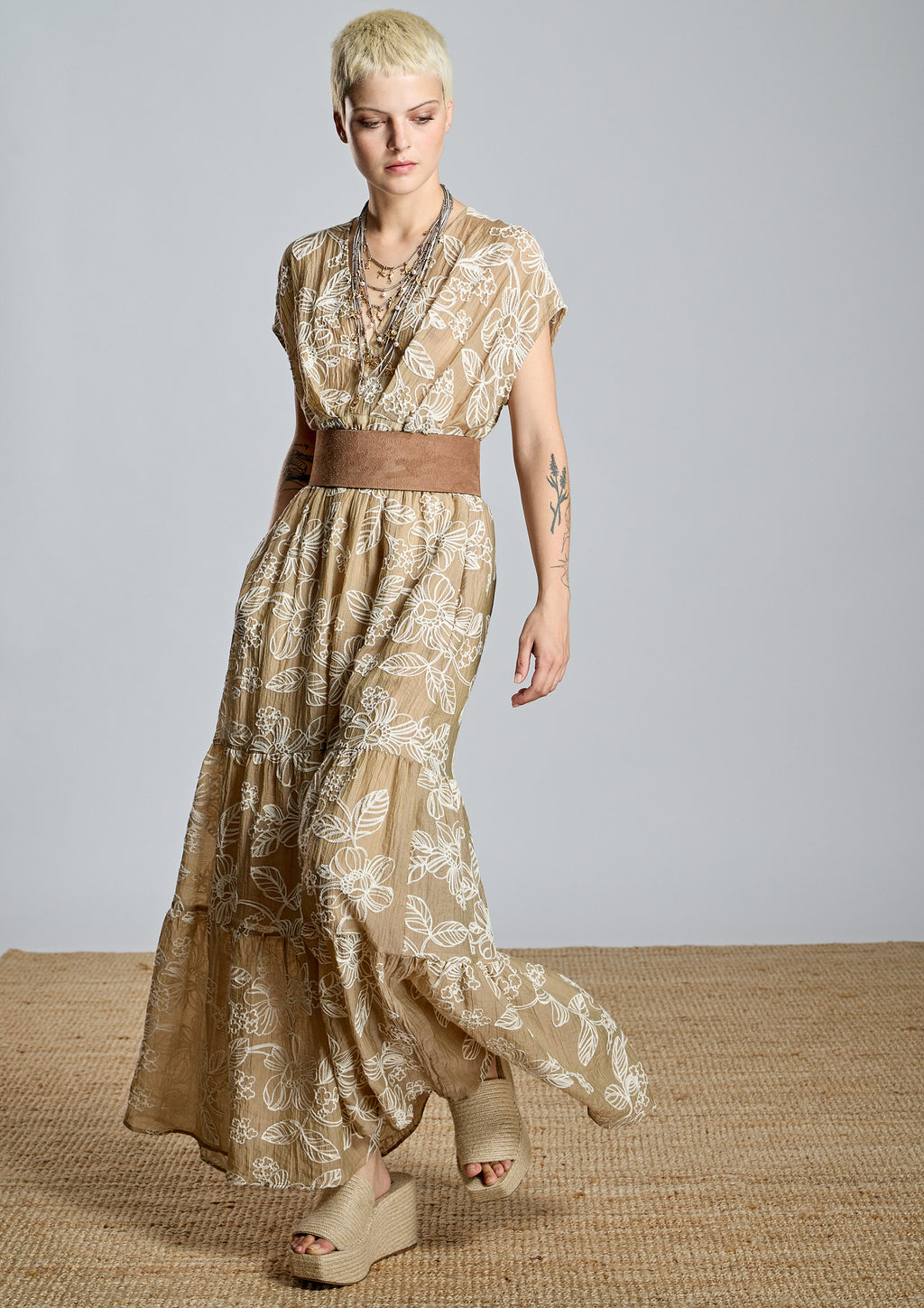 Vestido ALBA CONDE bordado color camel