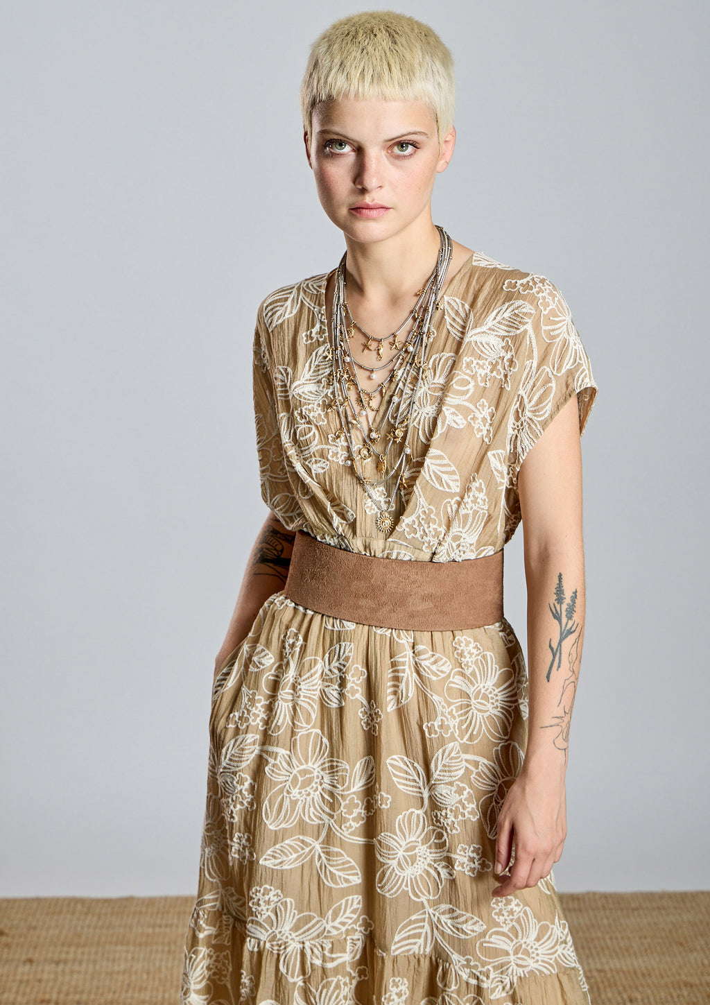 Vestido ALBA CONDE bordado color camel