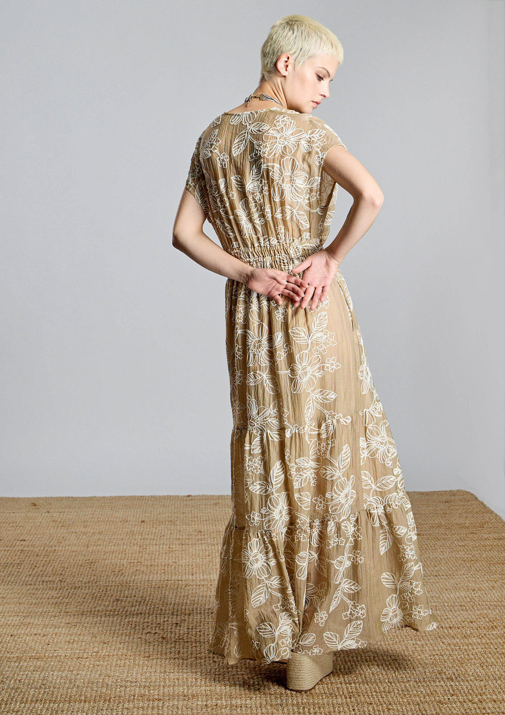 Vestido ALBA CONDE bordado color camel