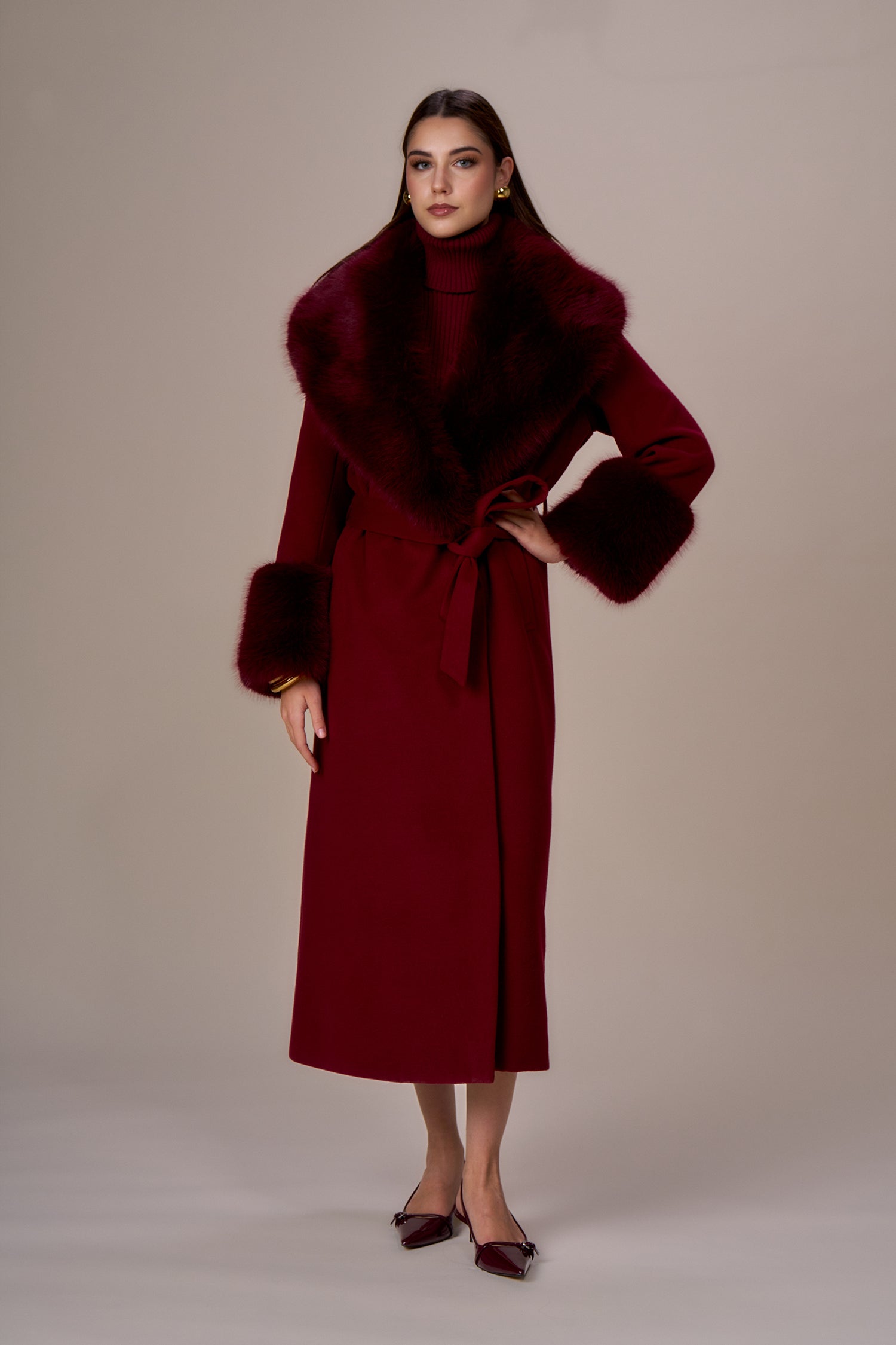 Abrigo NO SECRETS largo color burdeos