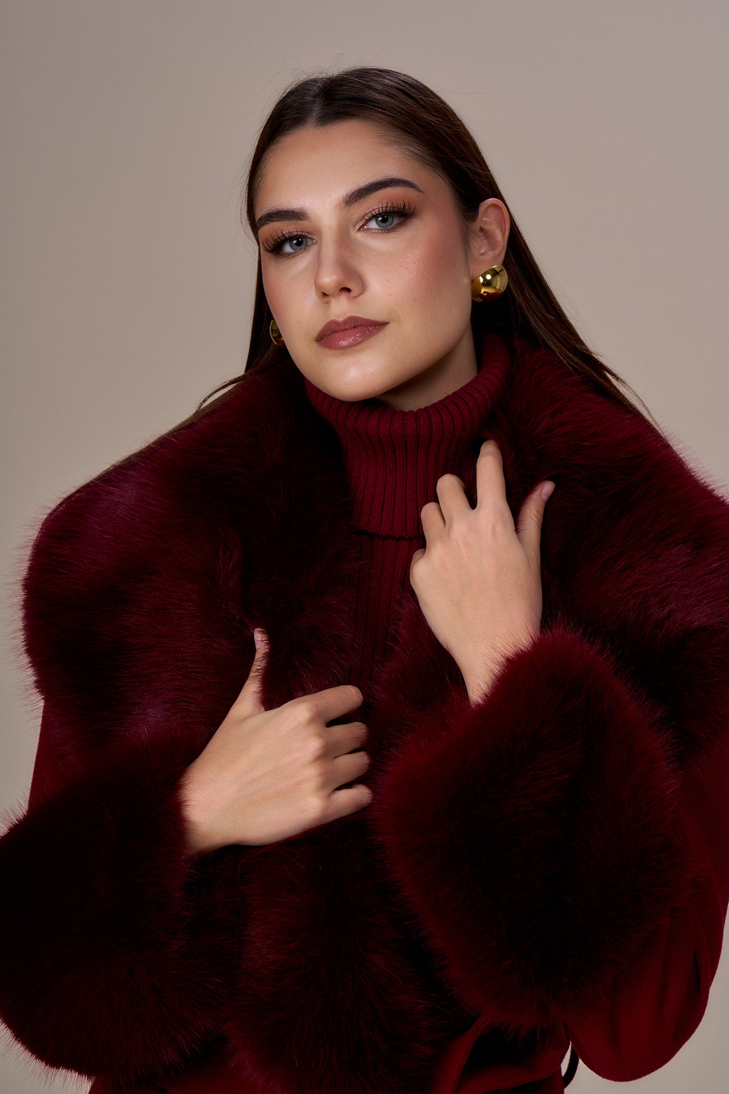 Abrigo NO SECRETS largo color burdeos