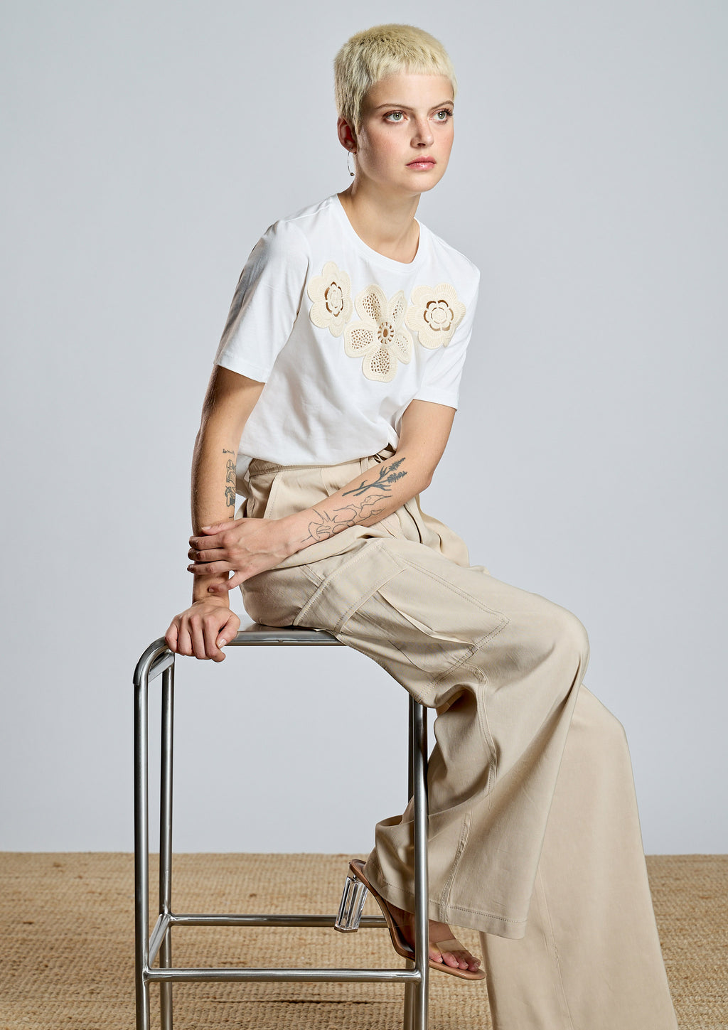 Camiseta ALBA CONDE cruda con flores caladas