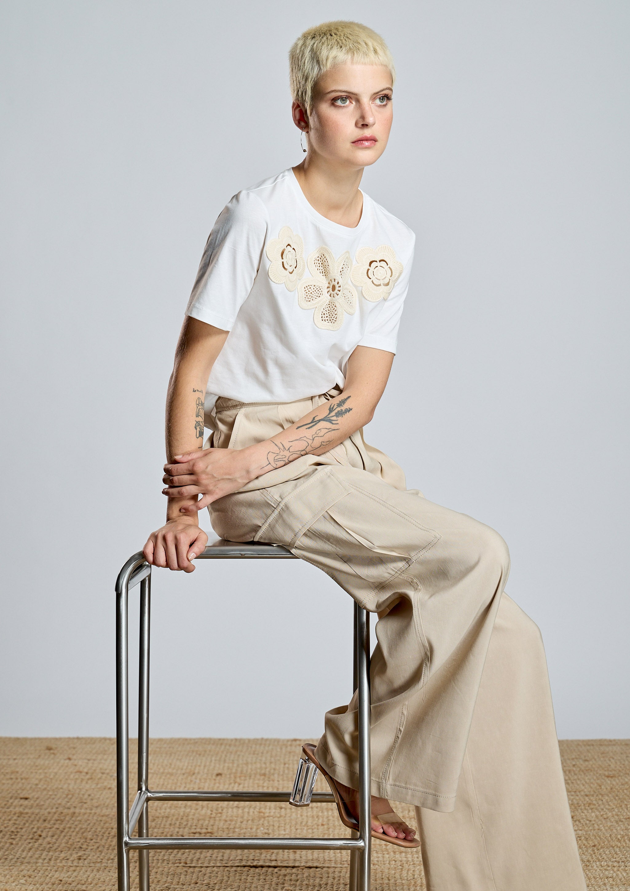 Camiseta ALBA CONDE cruda con flores caladas