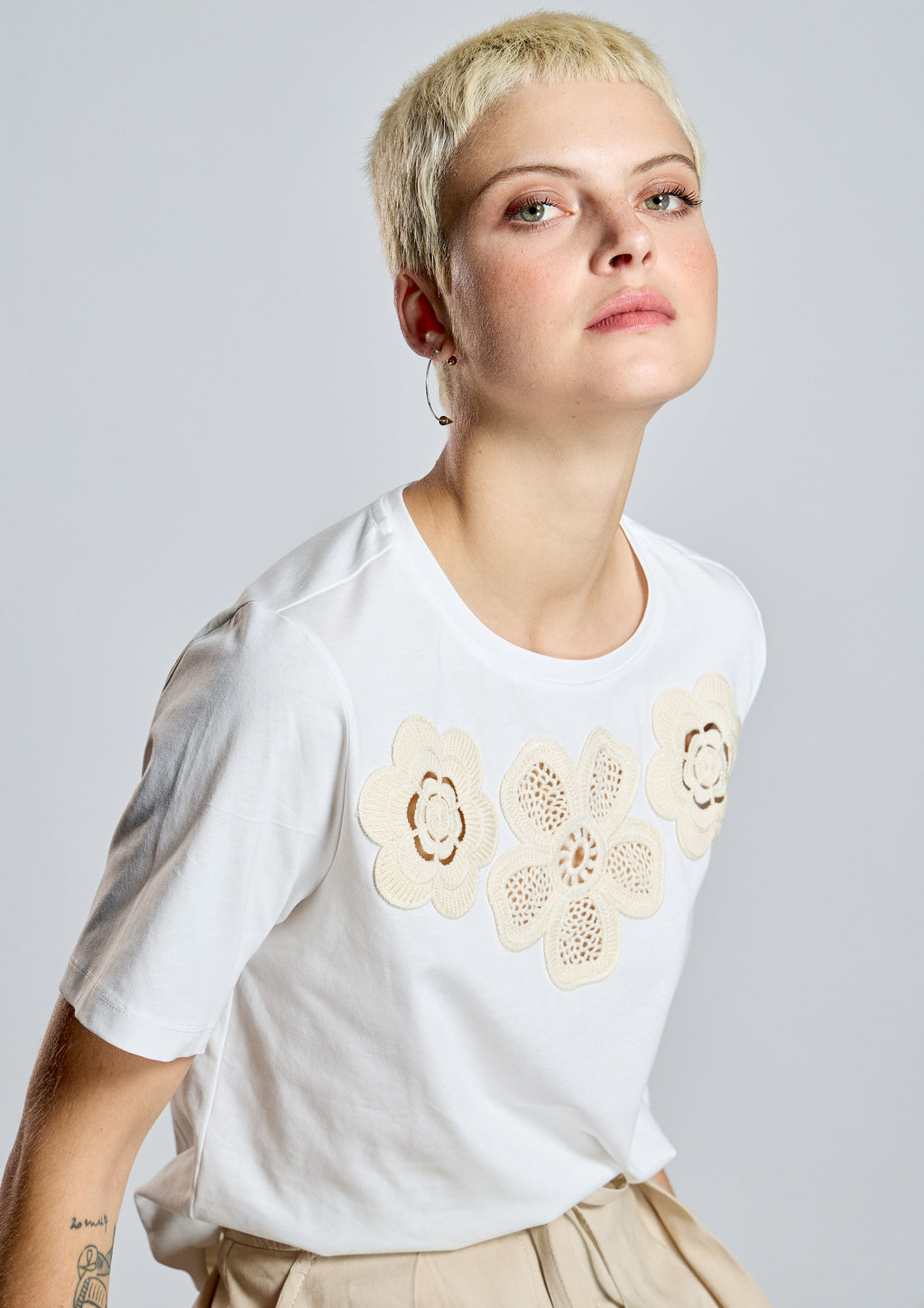 Camiseta ALBA CONDE cruda con flores caladas