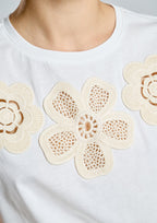 Camiseta ALBA CONDE cruda con flores caladas
