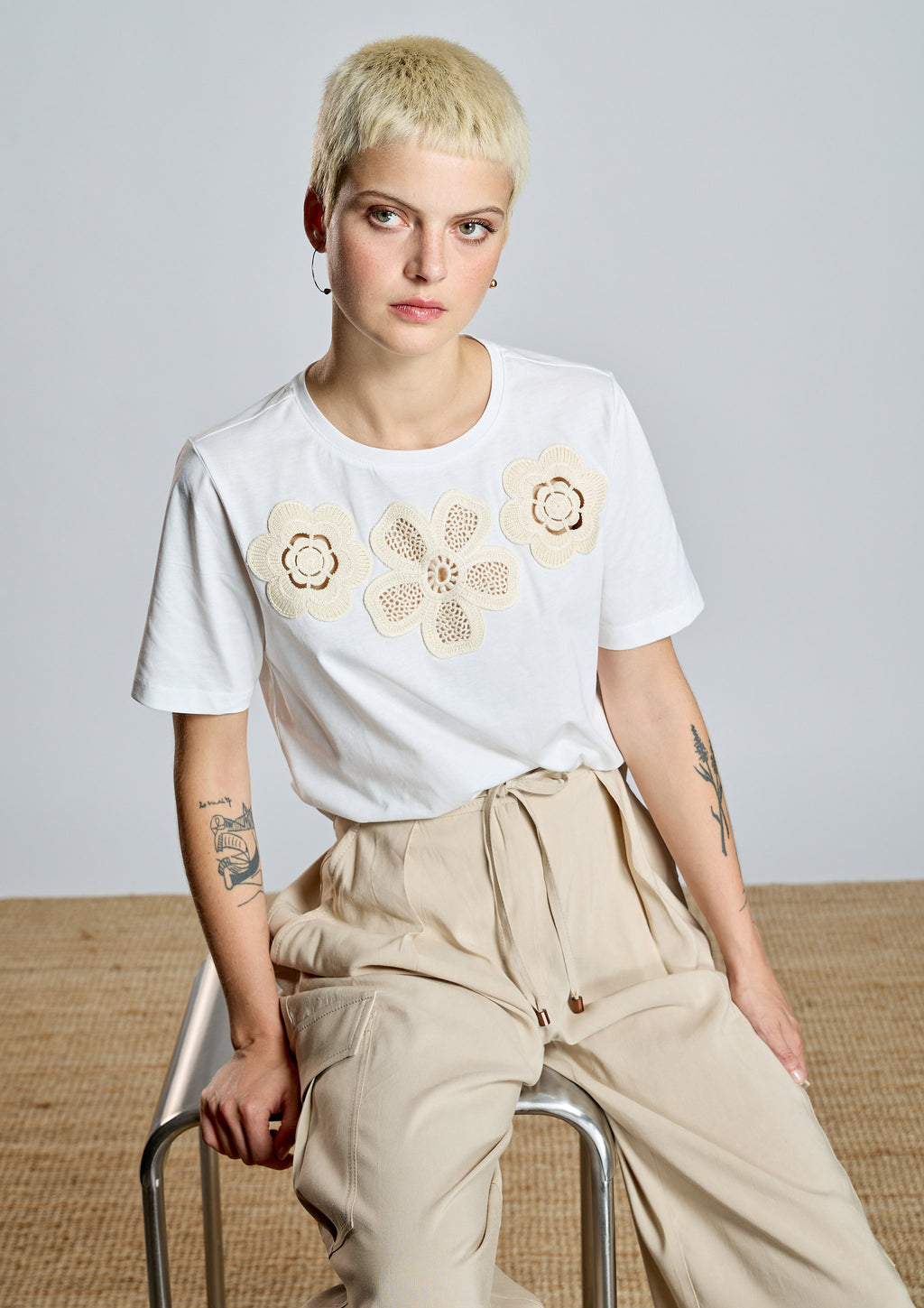 Camiseta ALBA CONDE cruda con flores caladas