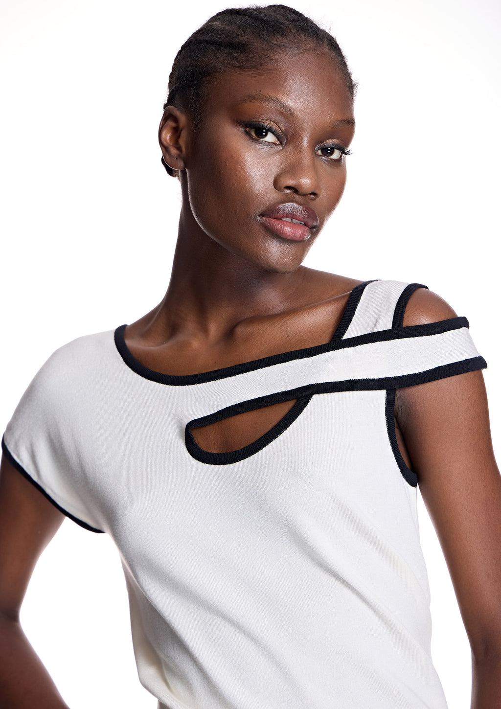 Camiseta ALBA CONDE de punto asimétrica