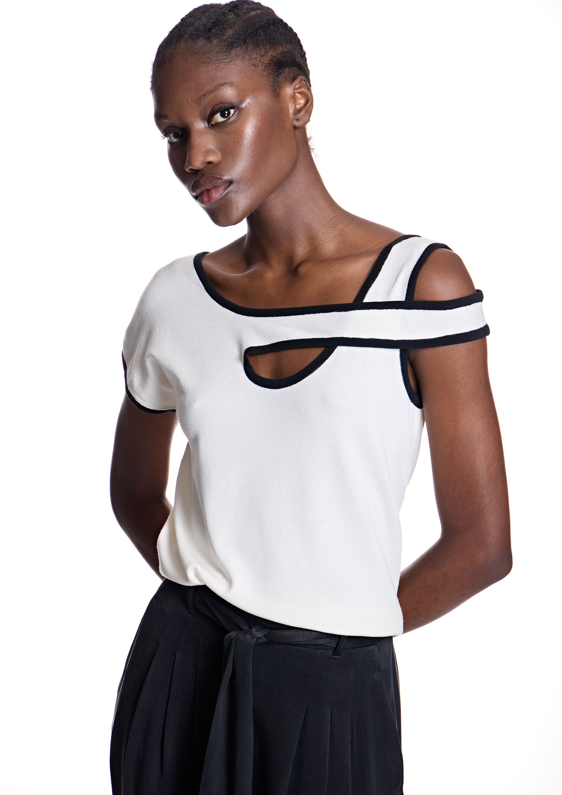 Camiseta ALBA CONDE de punto asimétrica