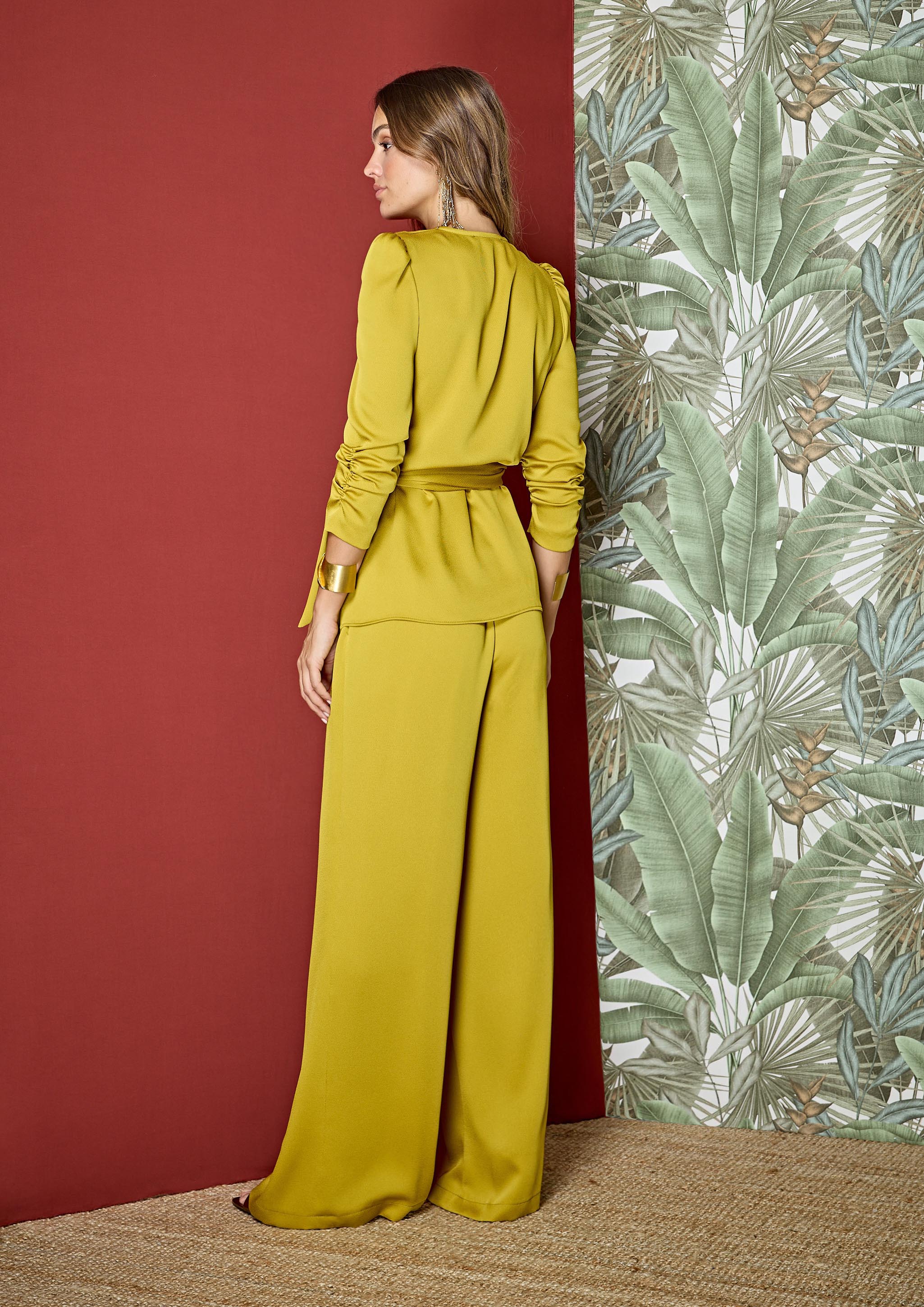 Blusa ALBA CONDE satinada color mostaza