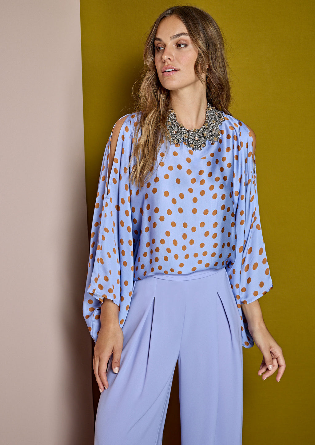 Blusa ALBA CONDE satinada de lunares