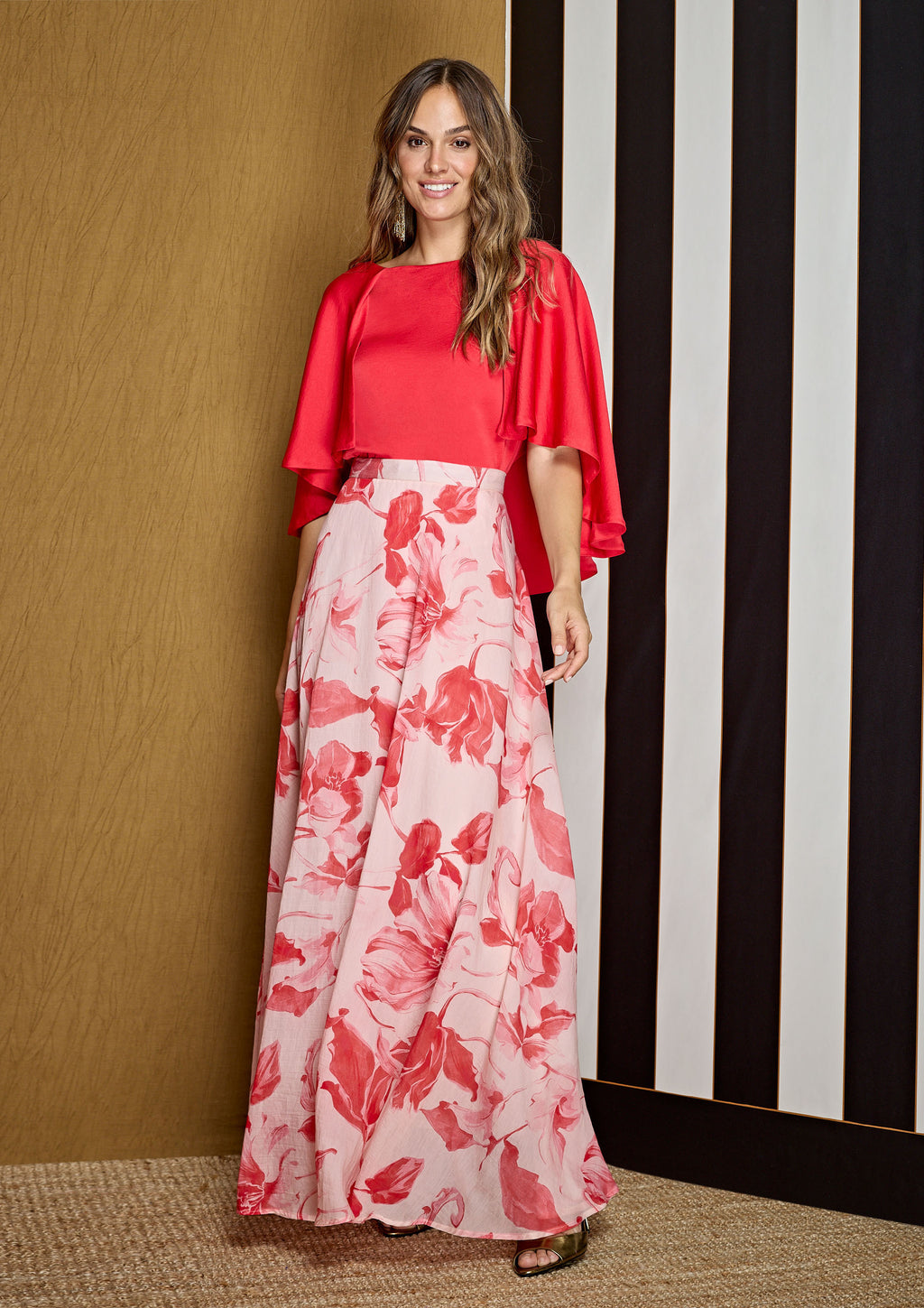 Blusa ALBA CONDE satinada roja con capa