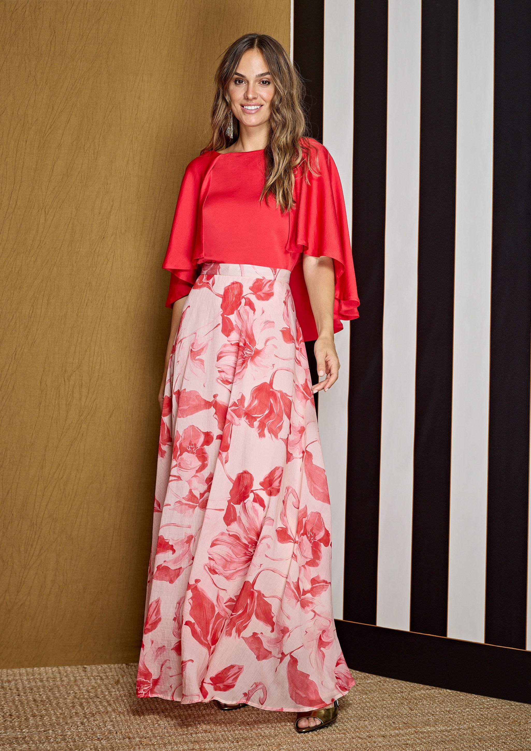 Blusa ALBA CONDE satinada roja con capa