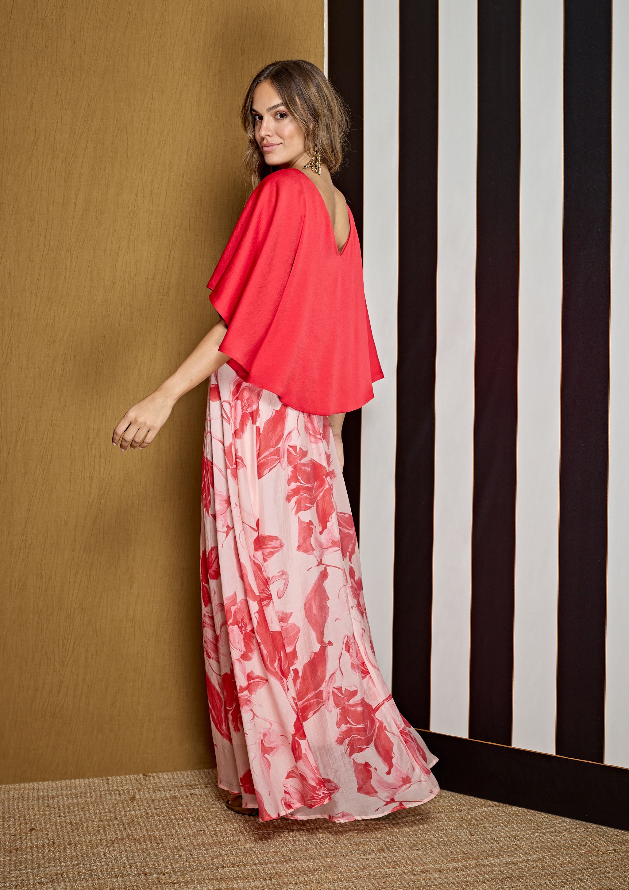Blusa ALBA CONDE satinada roja con capa