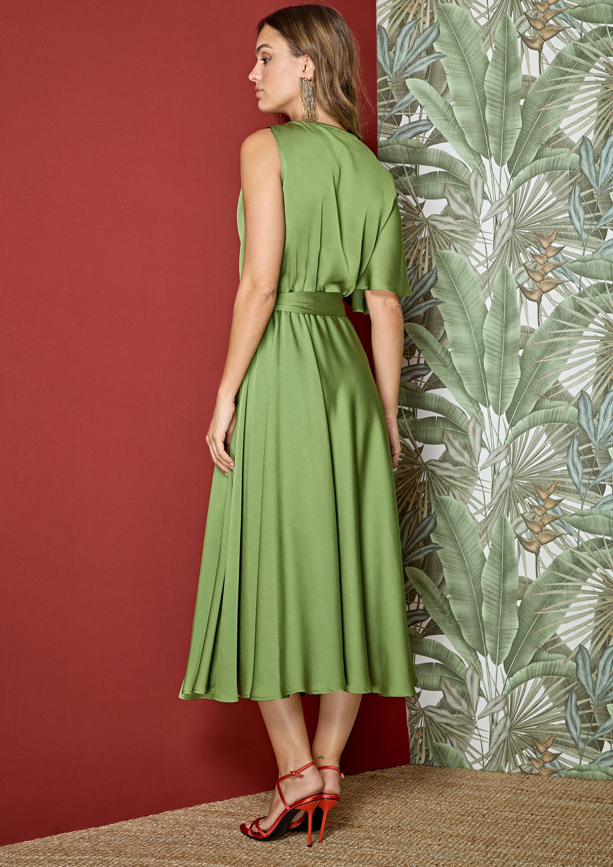 Vestido ALBA CONDE satinado color oliva