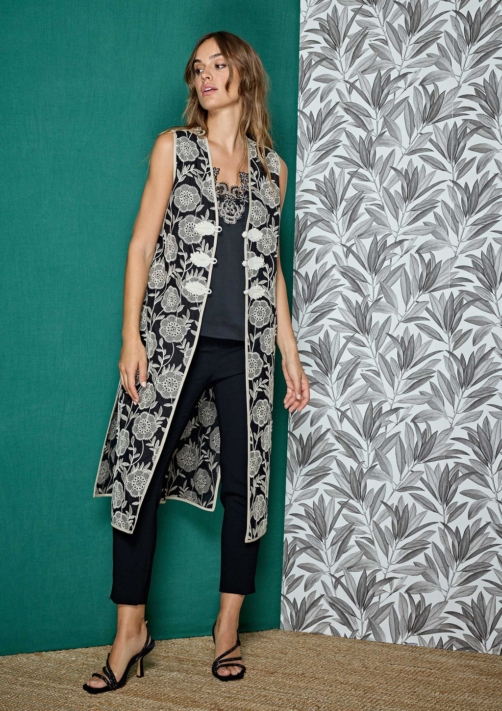 Chaleco ALBA CONDE largo bordado floral