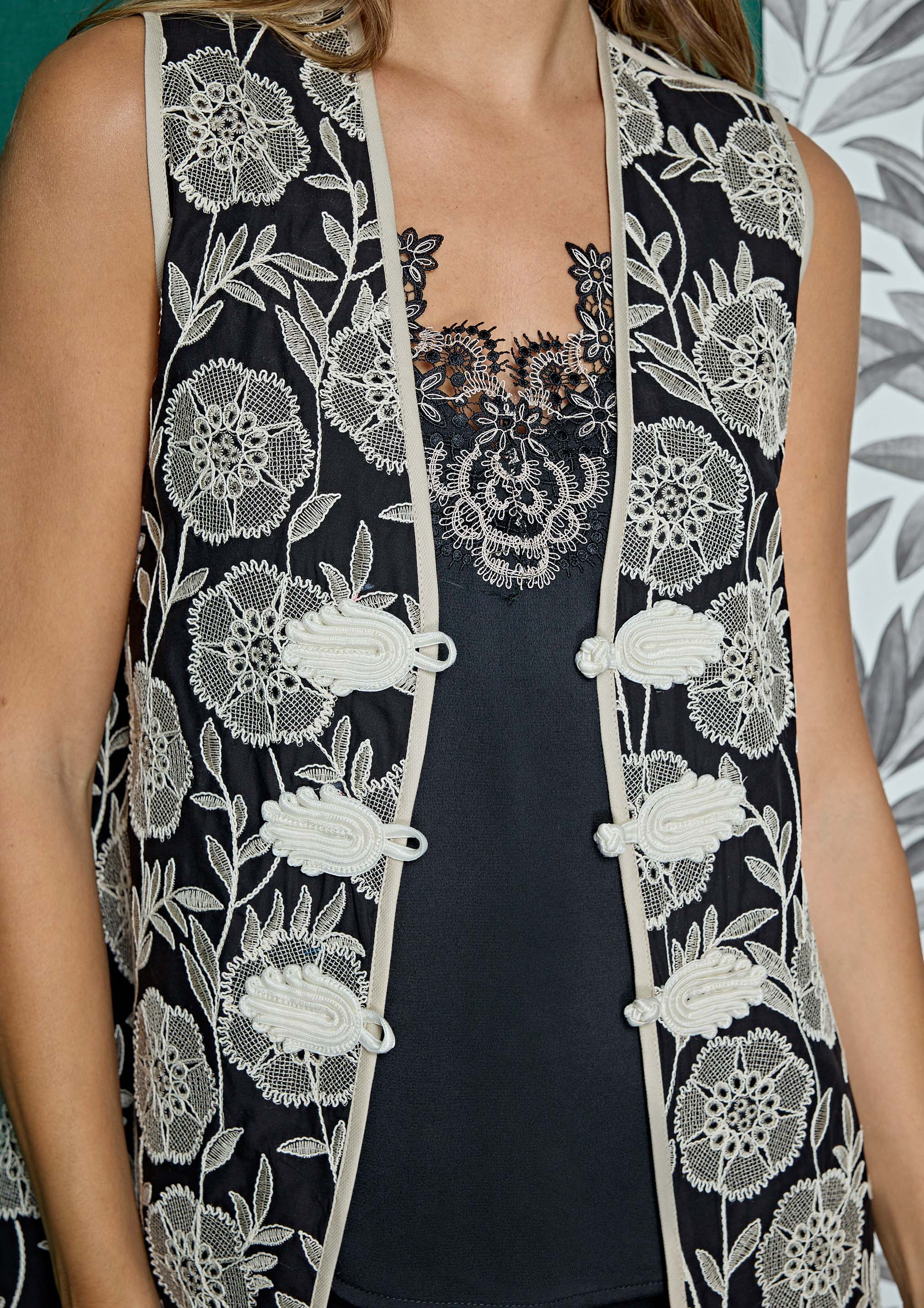 Chaleco ALBA CONDE largo bordado floral