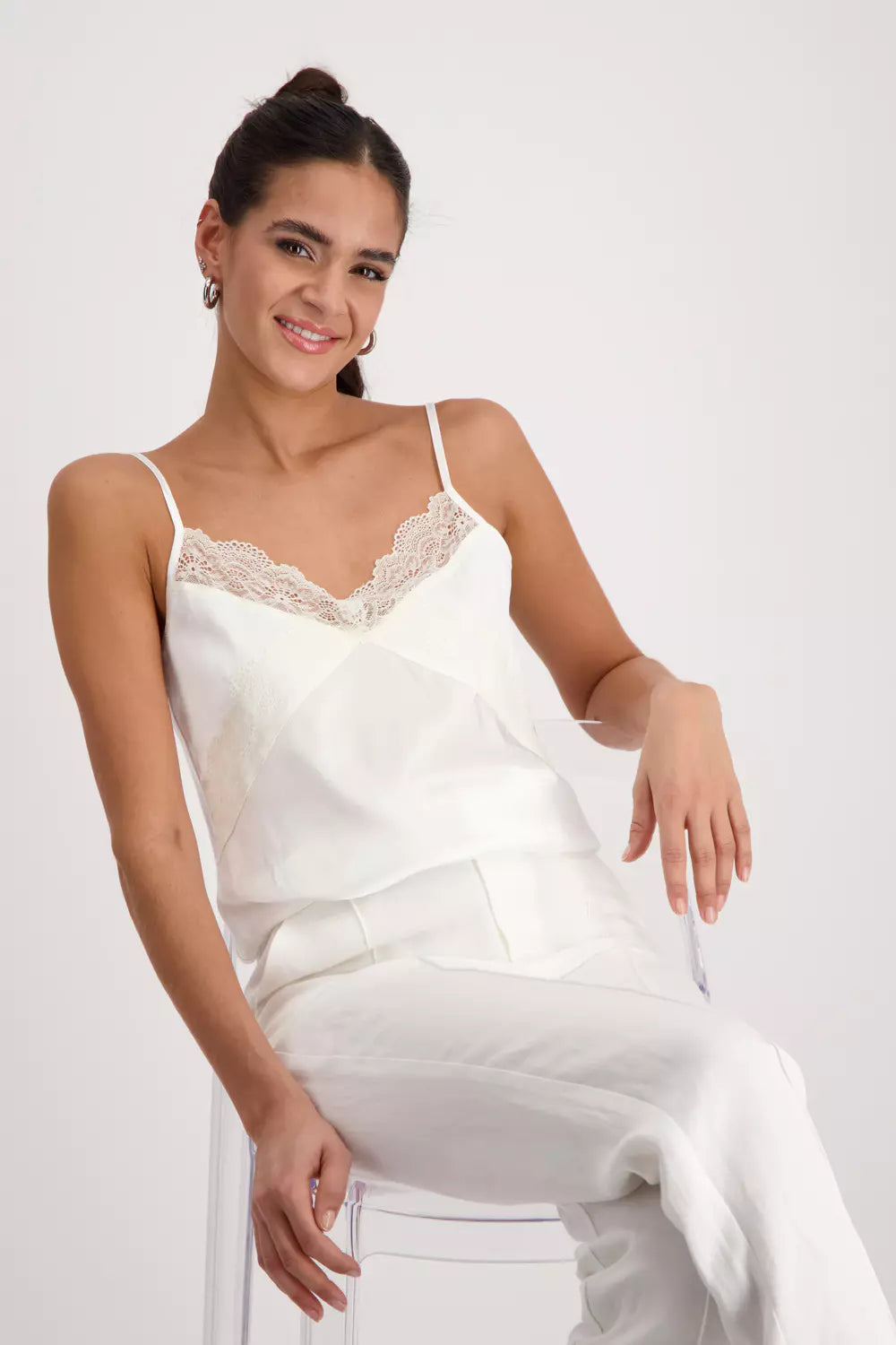 Top MONARI de raso con encaje