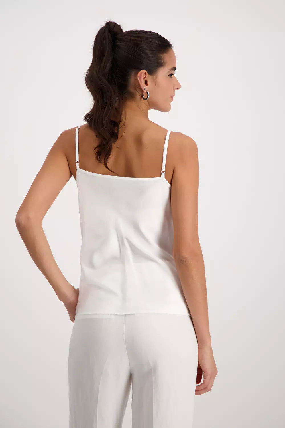 Top MONARI de raso con encaje