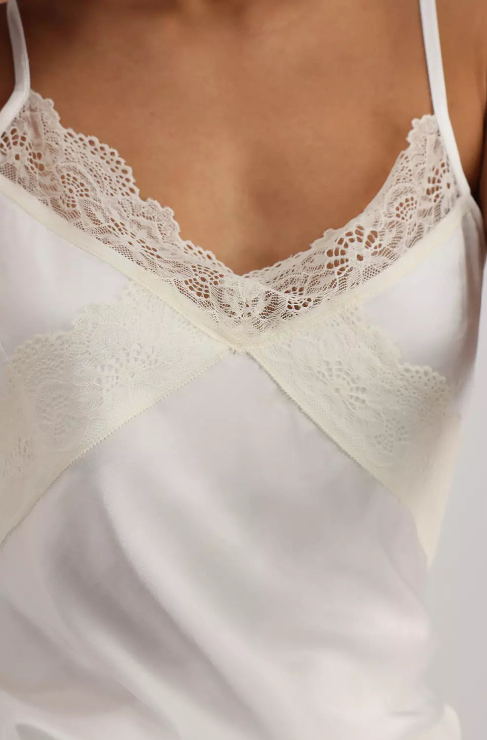 Top MONARI de raso con encaje