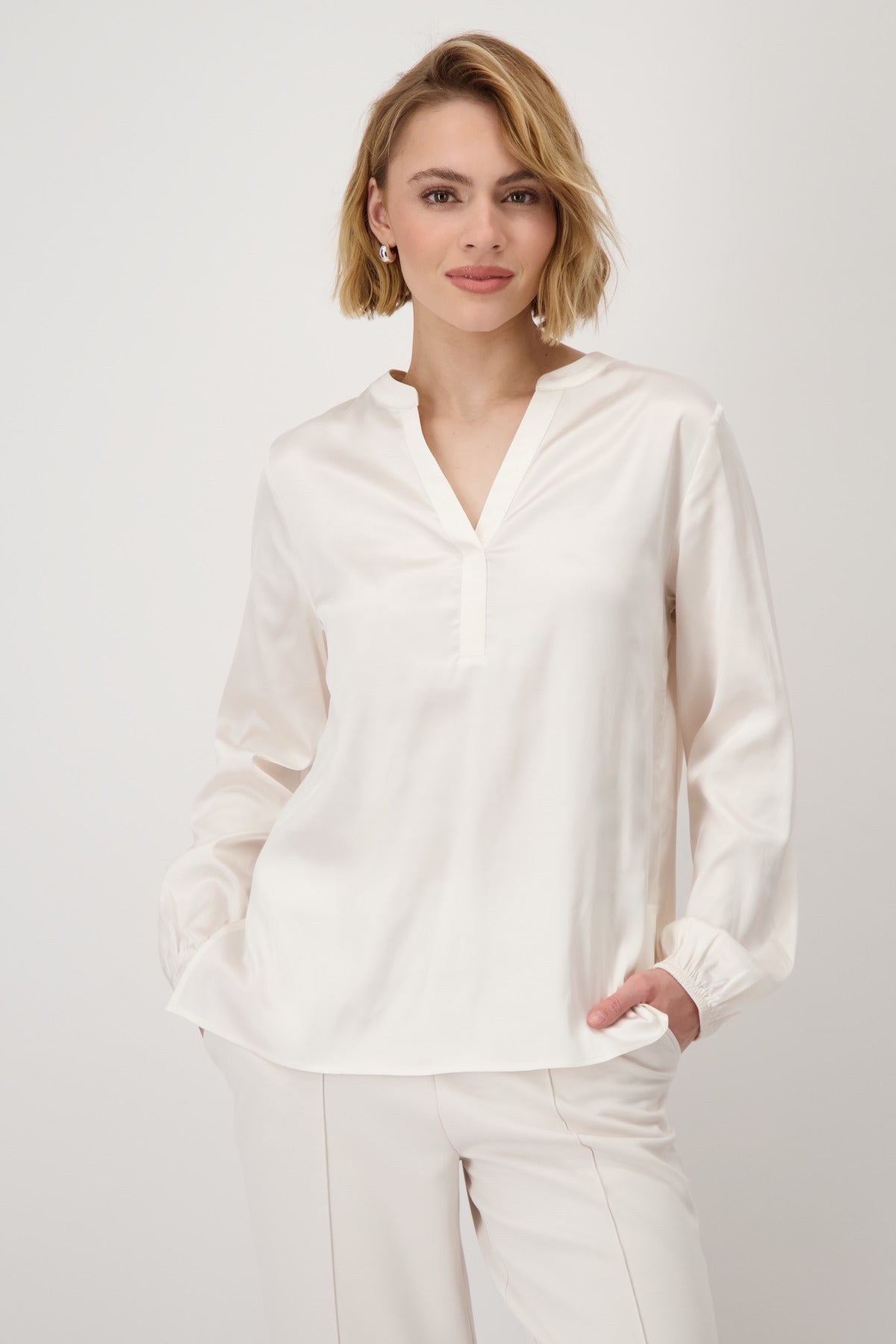 Blusa MONARI satinada color crudo