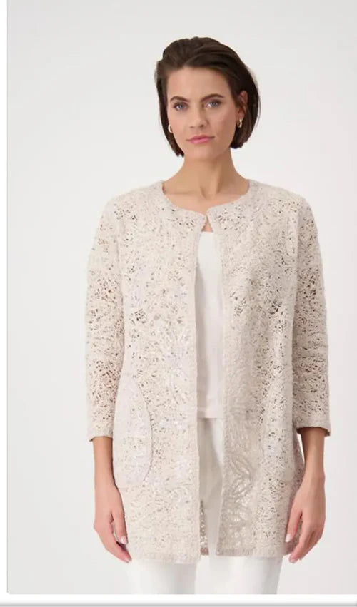 Abrigo MONARI de encaje color arena