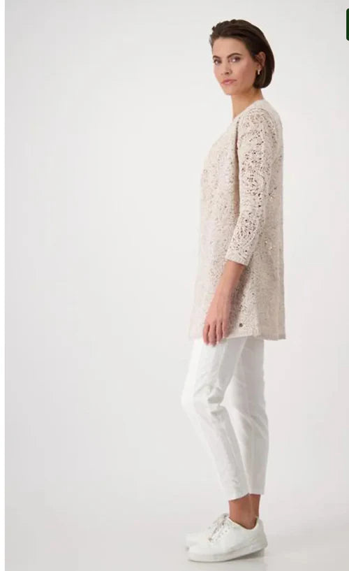 Abrigo MONARI de encaje color arena