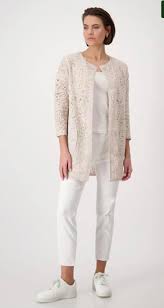 Abrigo MONARI de encaje color arena