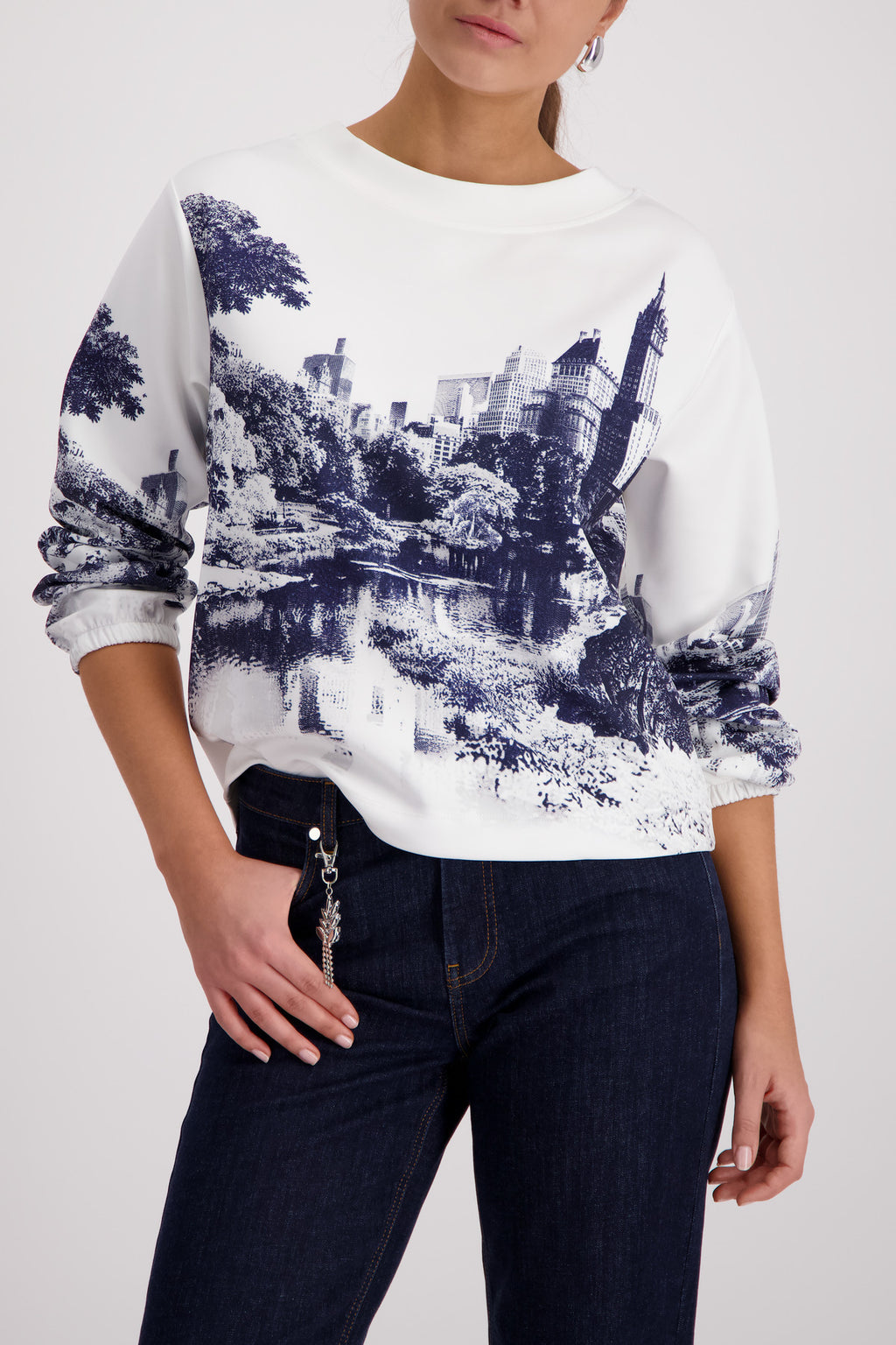 Sudadera MONARI con estampado ciudad