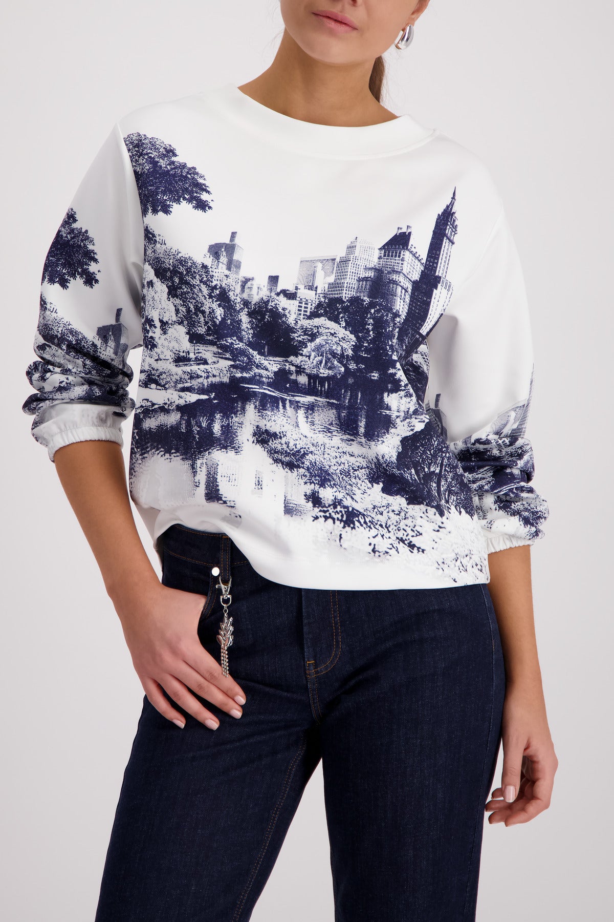Sudadera MONARI con estampado ciudad