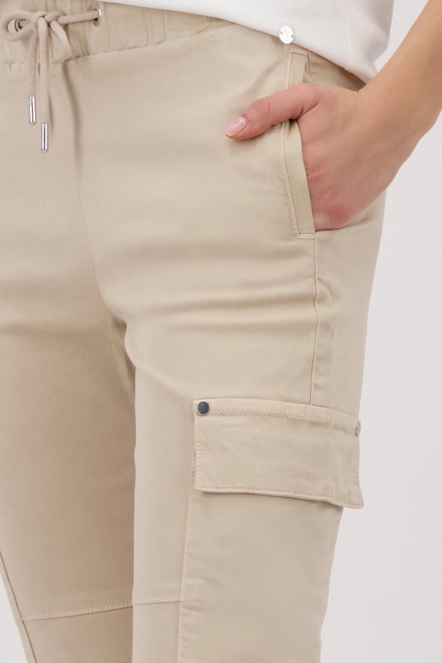 Pantalón MONARI corte cargo color beige